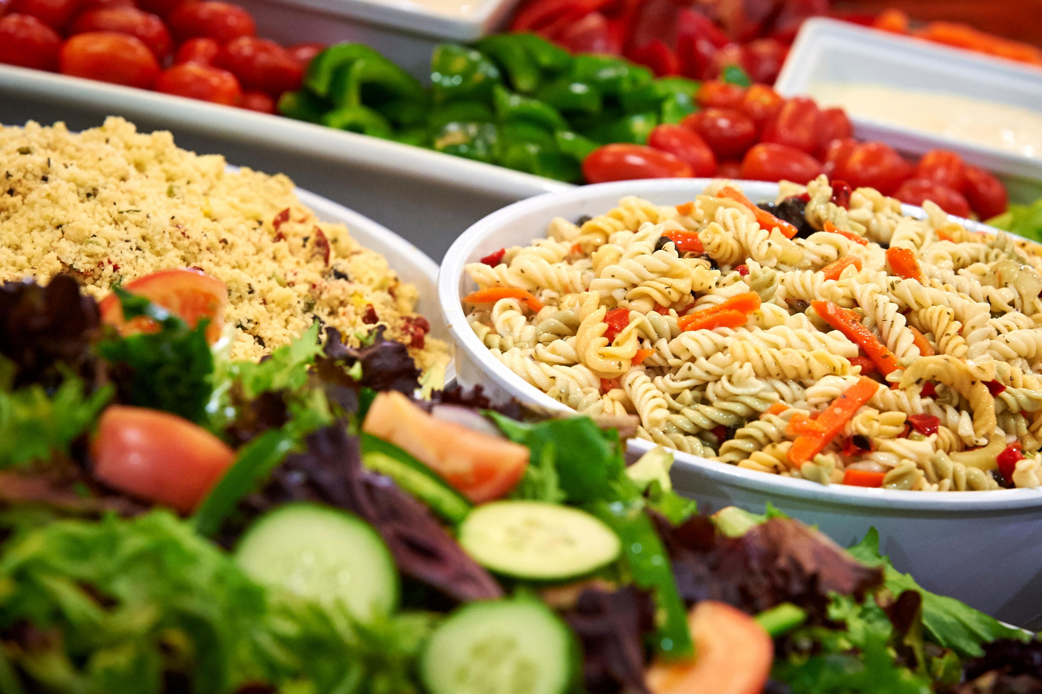 No matter the size of your project or the length of your stay, we have the guestroom that fits your needs. Our guestrooms offer all the benefits of a home with a fully equipped kitchen. Daily complimentary breakfast and evening social including a light dinner Monday to Wednesday. We want to be your team hub for your next project. Contact us today.