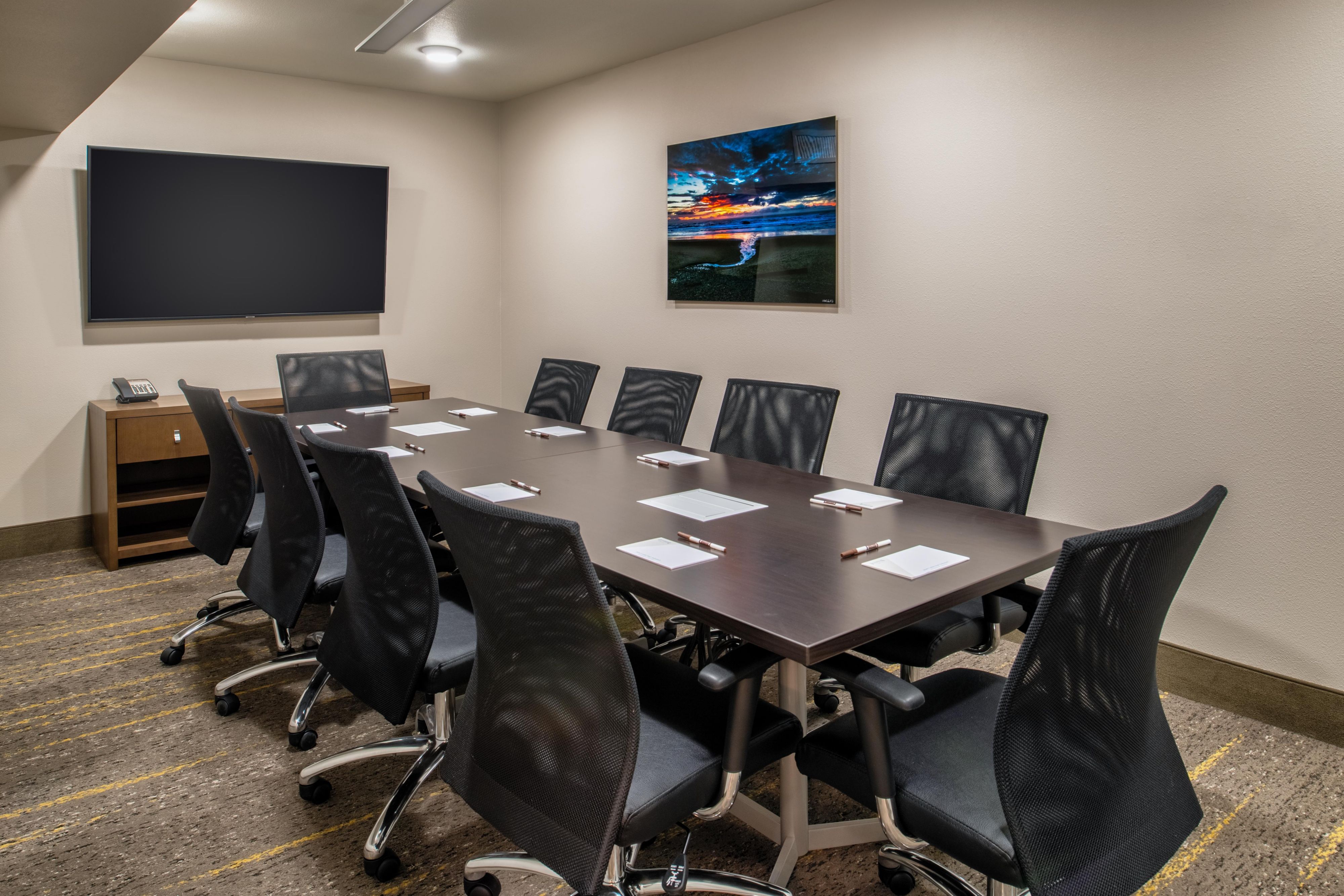 We offer smart and convenient Meeting room space for groups of 20 or less! Call for More information and Reserve one of our Meeting Spaces today! 

Our Oak Board Room and Oak Conference rooms are the perfect venue to hold interviews and meetings. Make sure to ask about our meeting room packages and how we can help make your event a Success! 