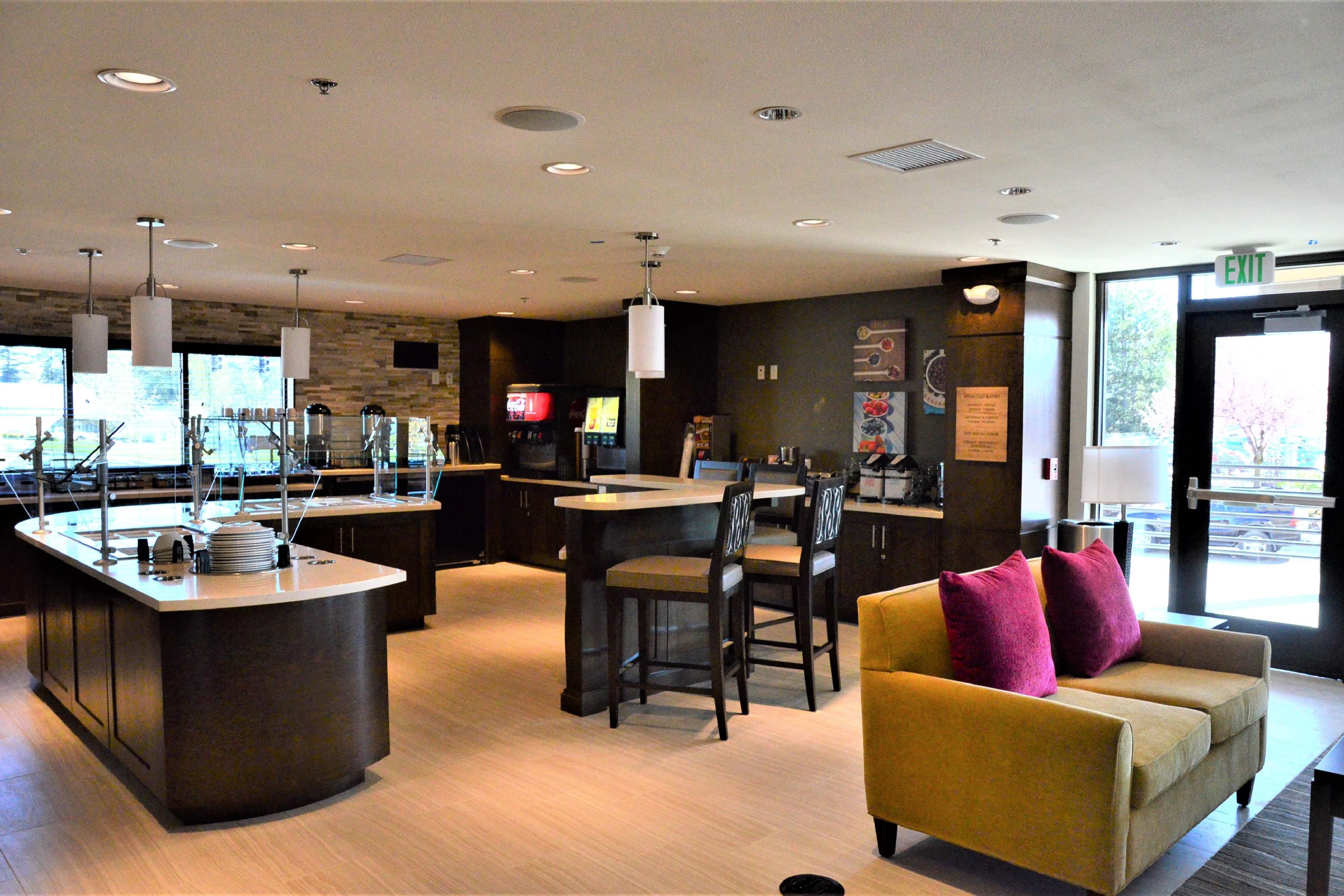 Escape your guest room and join us for our evening social. Our complimentary evening social is offered Tuesdays' Wednesdays' and Thursdays. We offer local craft beer and refreshments on Tuesday's, Wednesday's & Thursday's. 