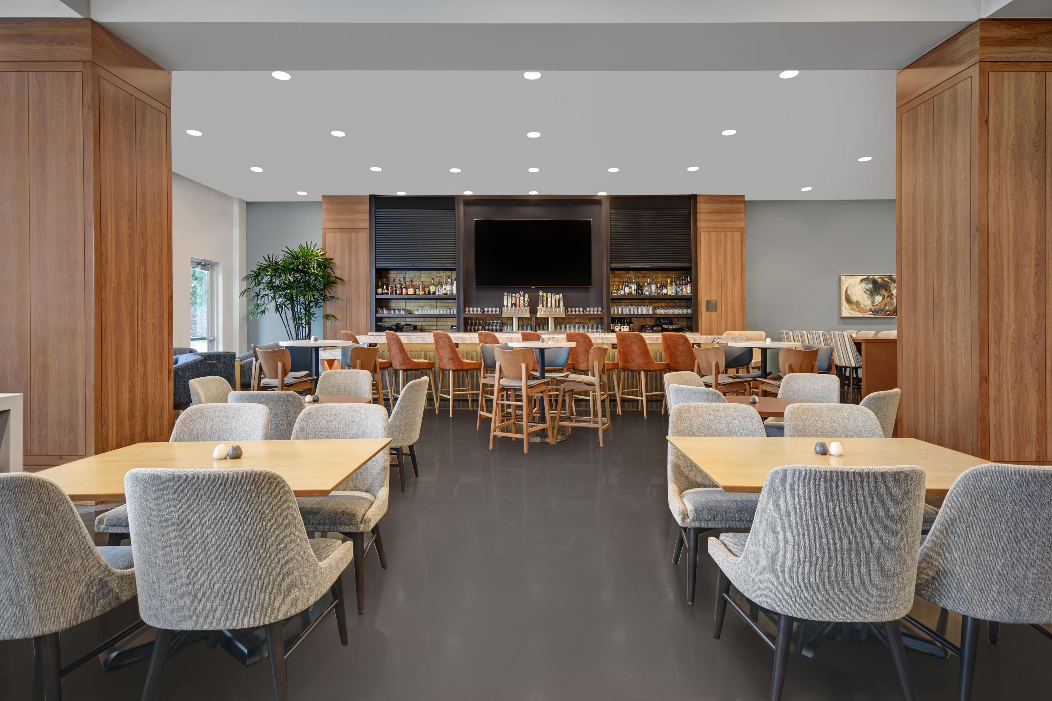 Enjoy a hand-crafted cocktail, a nosh before hitting the town or a full dinner at our Lobby Lounge six nights a week! With a full menu of items from specialty pizzas, burgers, salads and more, you do not have far to go for a great meal. 