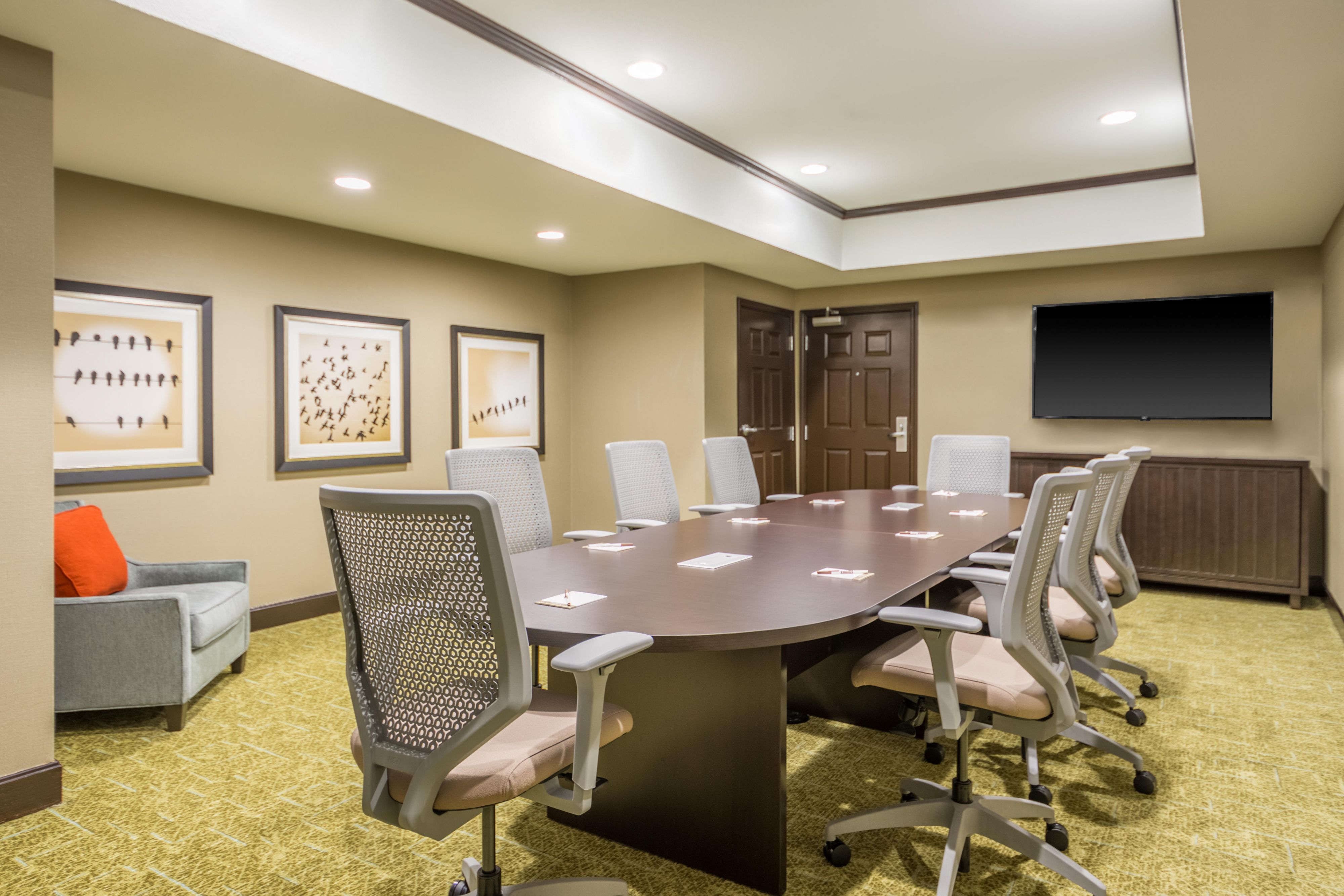 500 square foot space allows a small group of executives, social gatherings, and interviews to part-take with privacy. Our Truman room comes with a 45'' monitor, equipped with an HDMI cord. Side lounge area, with linen table for food & beverage breaks. Guests are welcome to use our easel and white board.