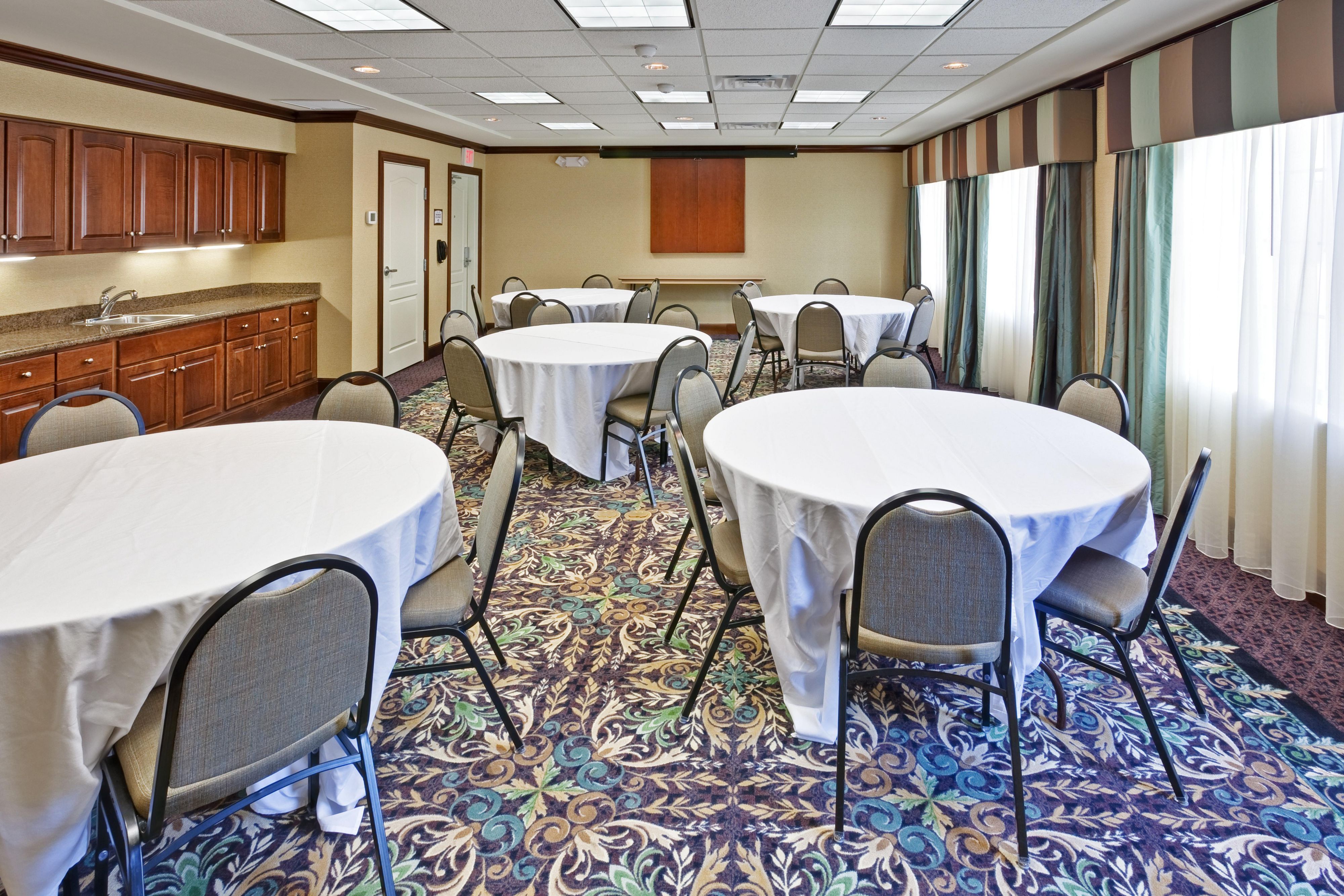 Our meeting room is the perfect space for your next meeting. With a board room style set-up, you can comfortably fit 10 of your colleagues for a training class or company meeting.