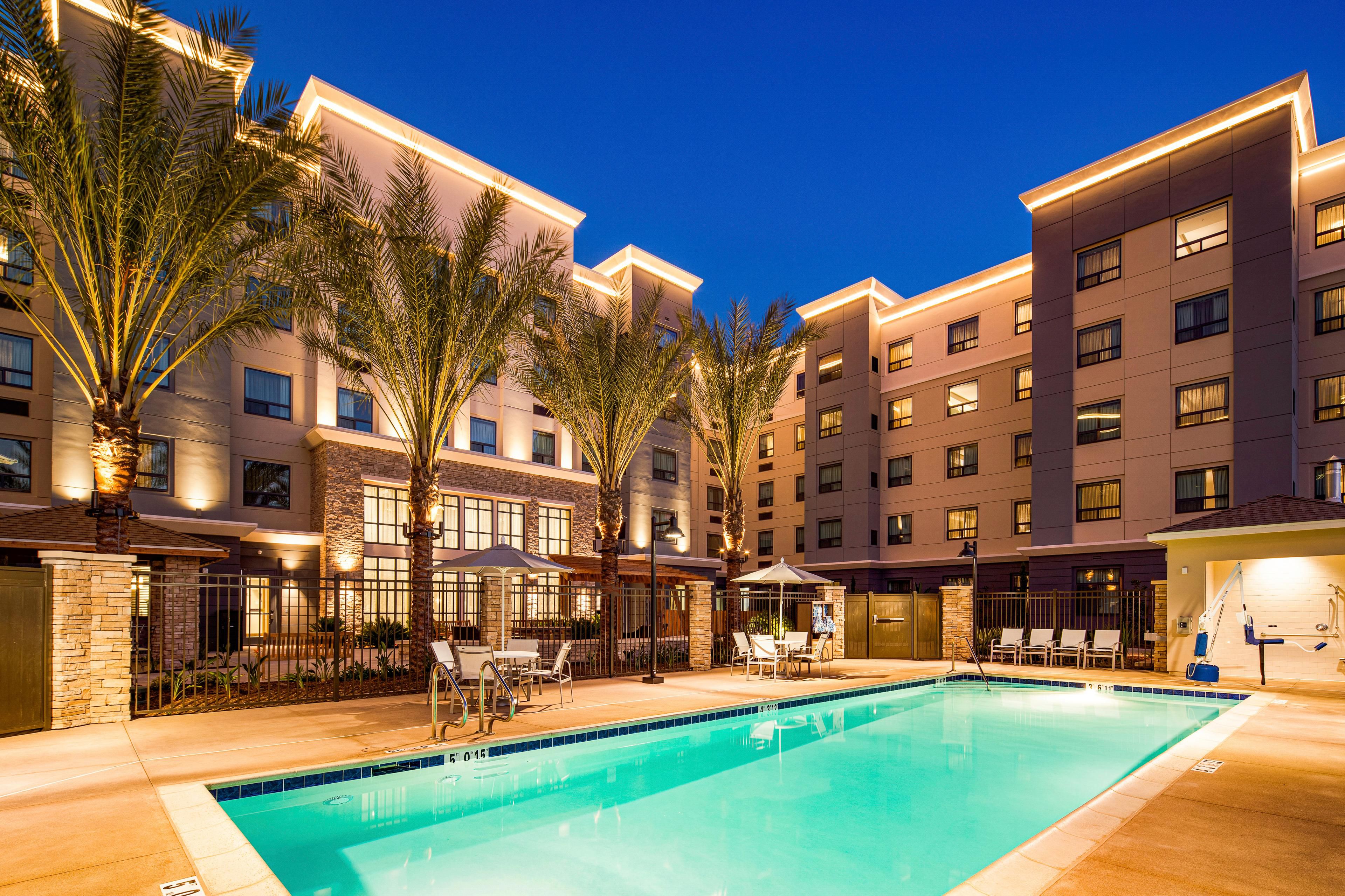 の長期滞在型ホテル Irvine | Staybridge Suites Irvine - John Wayne