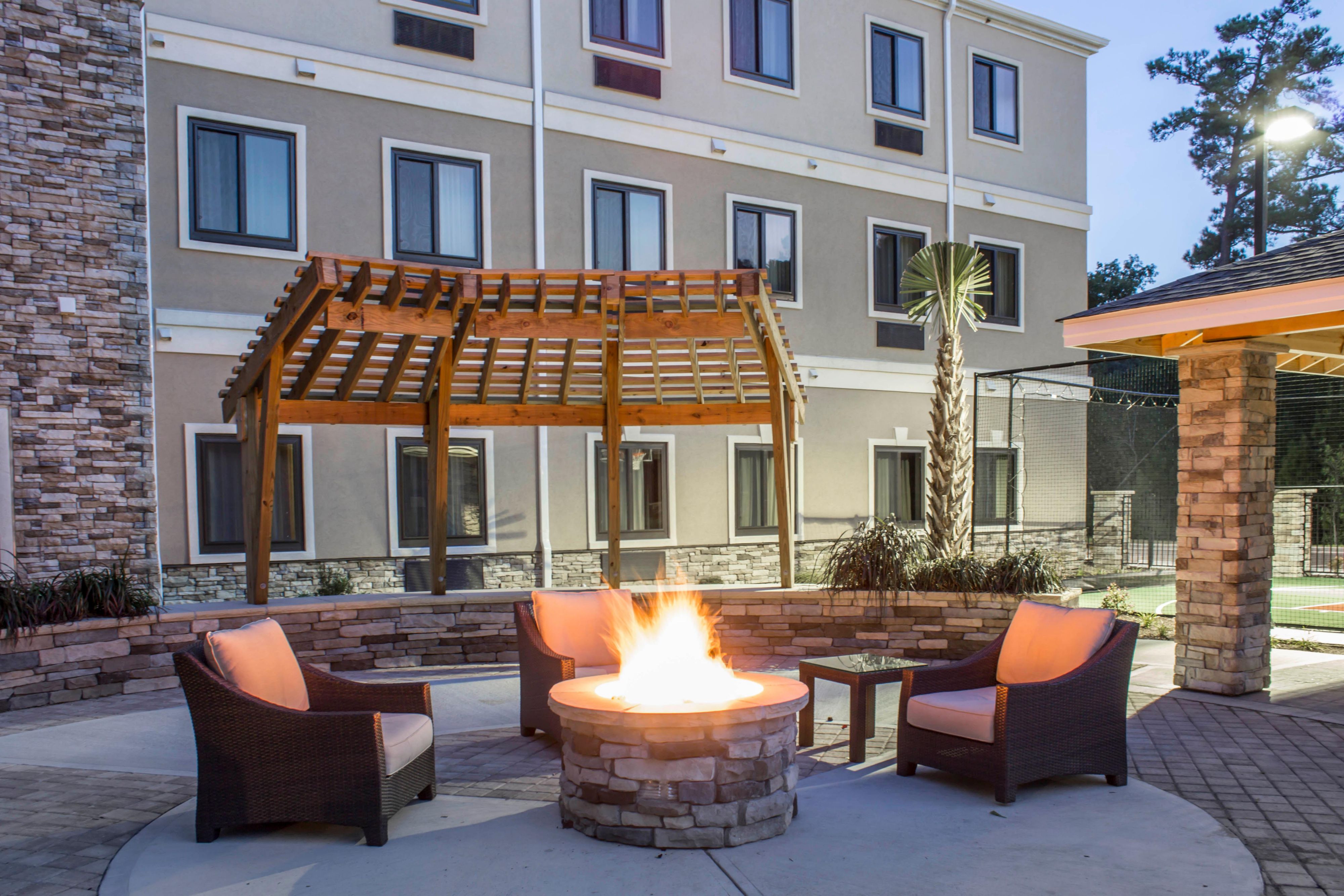 After the magical glow of Mike's Farm Festival of Lights, come home to your spacious suite. Whip up hot cocoa in your own full kitchen or relax at our outdoor firepit. We’re your cozy home base for making holiday memories, with plenty of room for the whole family to settle in and stay a while. Your festive retreat awaits!