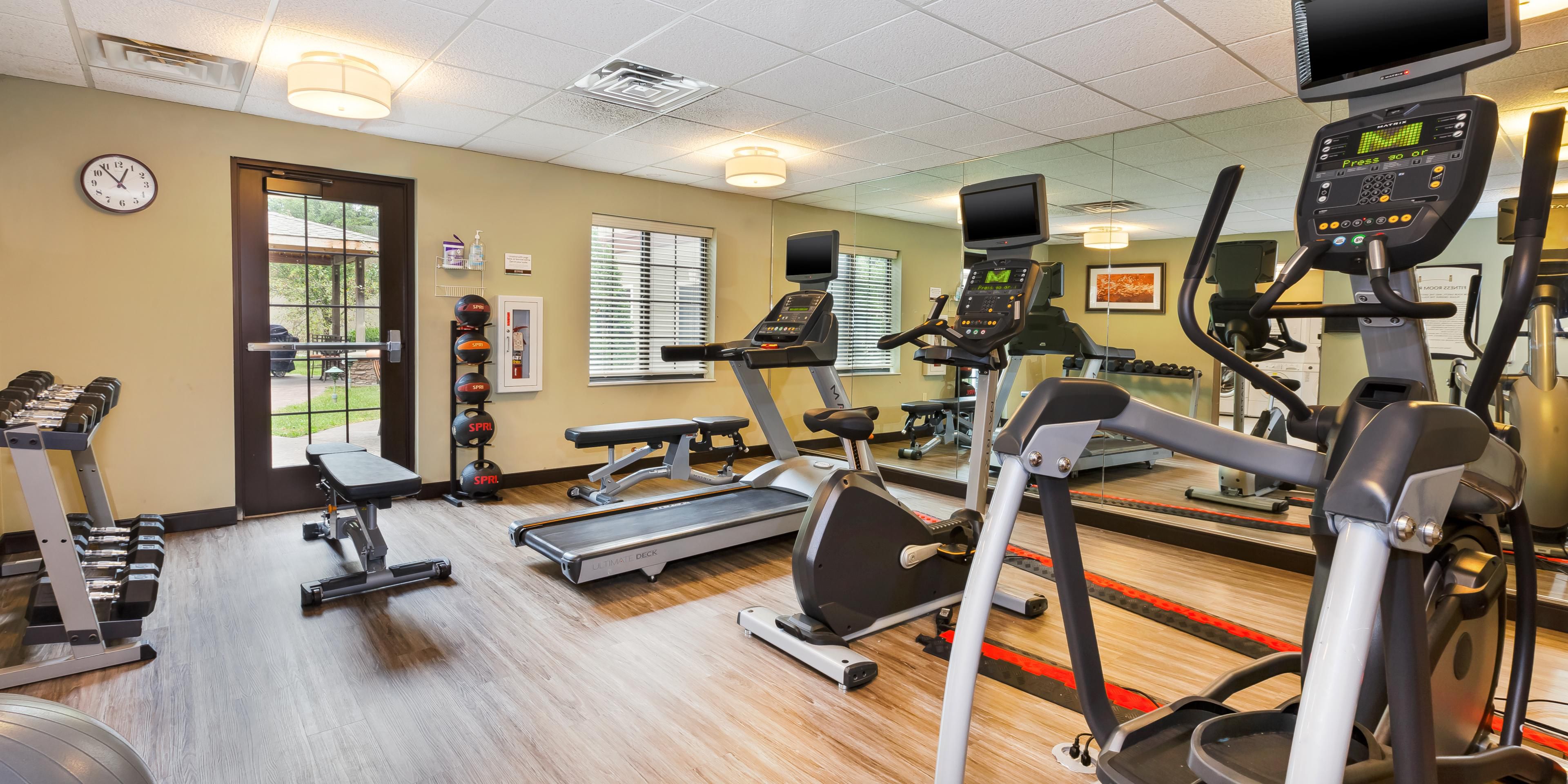 24/7 fully-equipped fitness center