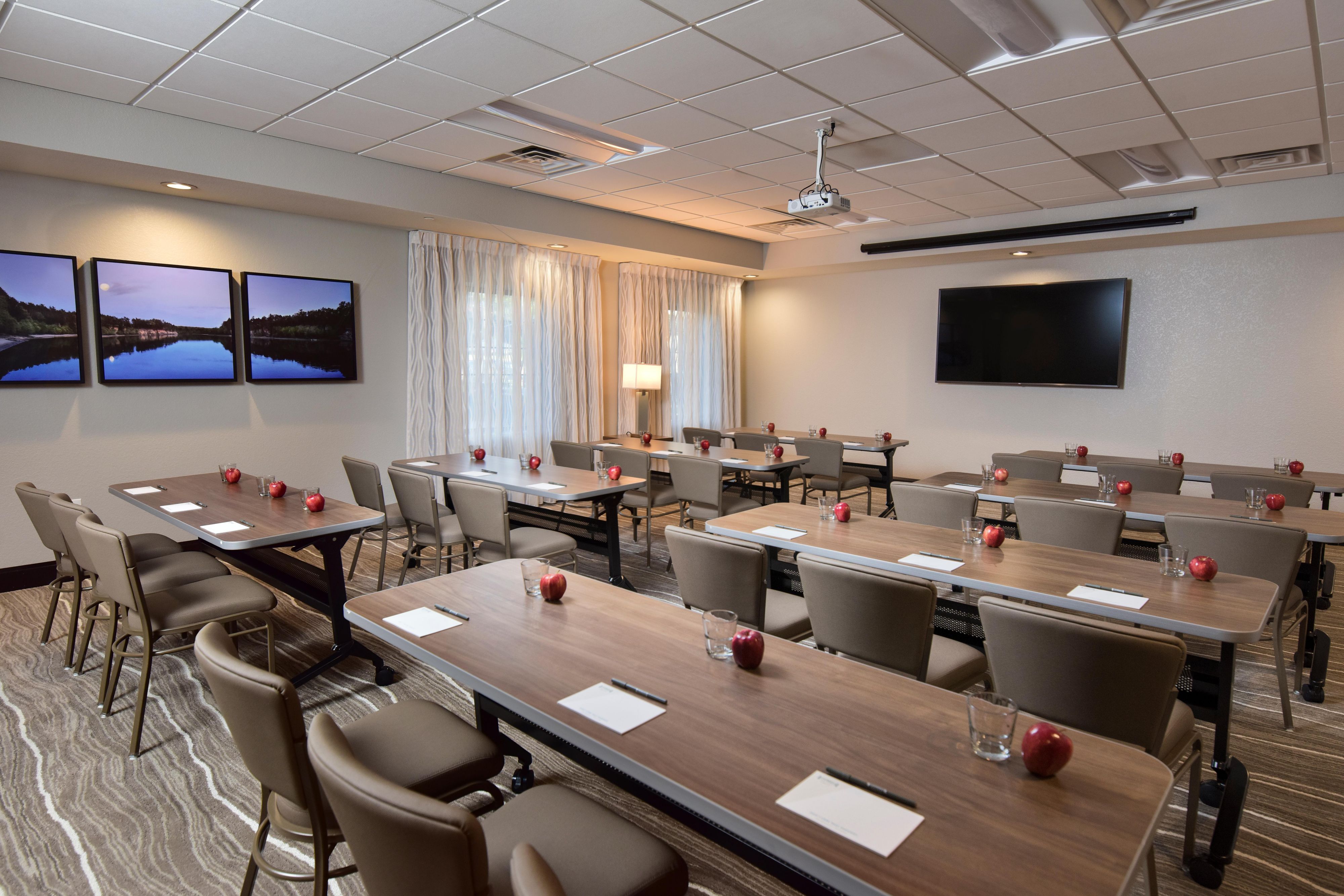 The Black Wolf meeting room is located at the heart of the hotel and is available for small meetings and gatherings. Contact us to find out about the availability of the space. 