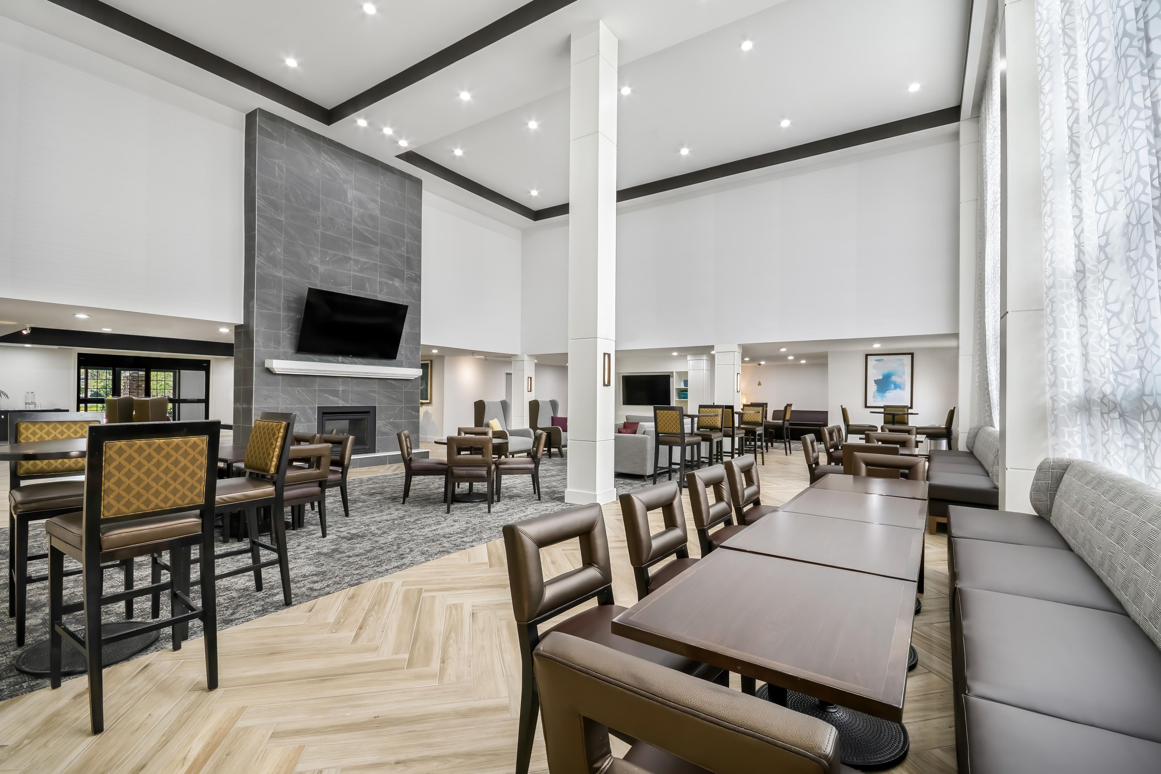 Relax, it is on us. Unwind over complimentary food and drinks three days a week, Monday, Tuesday and Wednesday 5:30pm-7pm. Spend time visiting with family, friends, and coworkers by the fire in our relaxing lobby spaces.