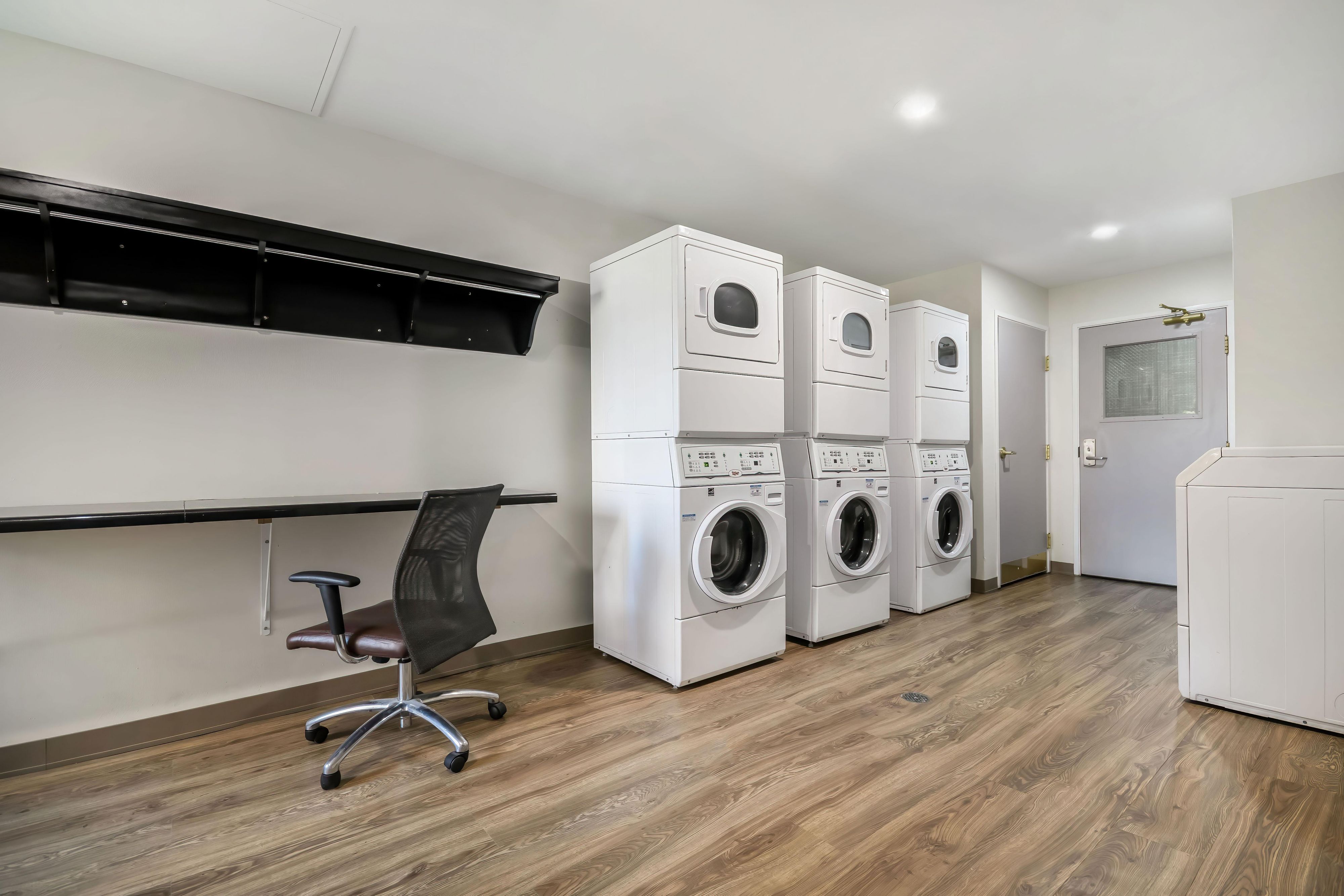 Free 24/7 complimentary on-site guest self–laundry facility. We offer Dry Cleaning Pickup/Laundry same-day services. Light cleaning daily.