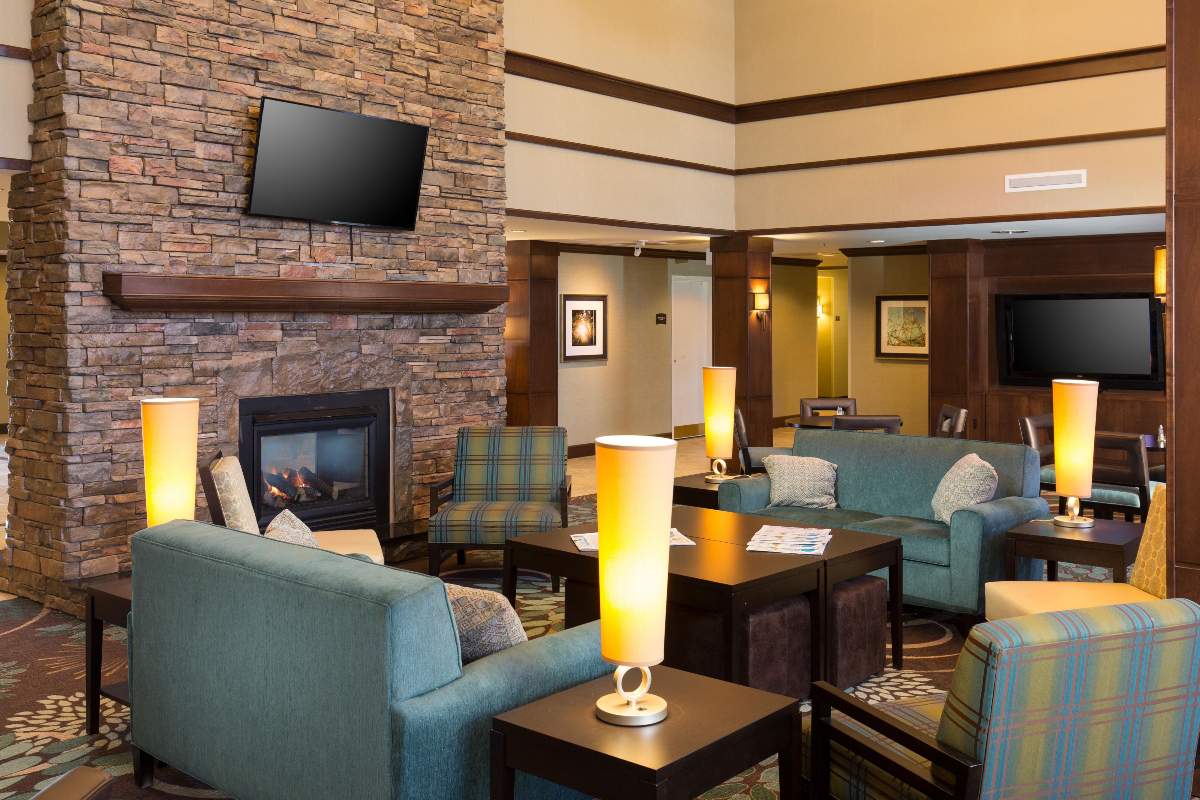 Relax, it is on us.  Unwind over complimentary food and drinks three days a week, Monday, Tuesday and Wednesday 5:30pm-7pm. Spend time visiting with family, friends, and coworkers by the fire in our relaxing lobby spaces.
