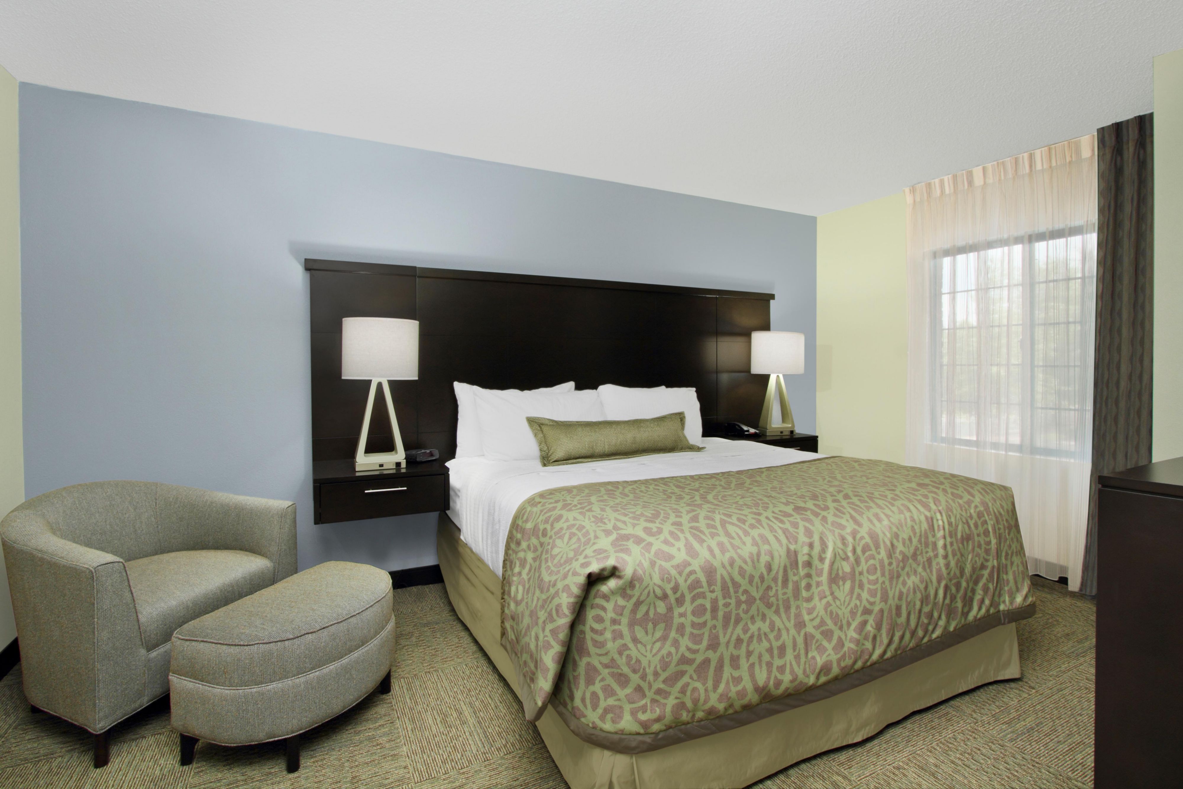 We are proud to offer special rates for medical professionals during this time. Stay at our extended stay hotel to enjoy the comfort of a good night's sleep, free WiFi and convenient location to McLean's top hospitals. 
