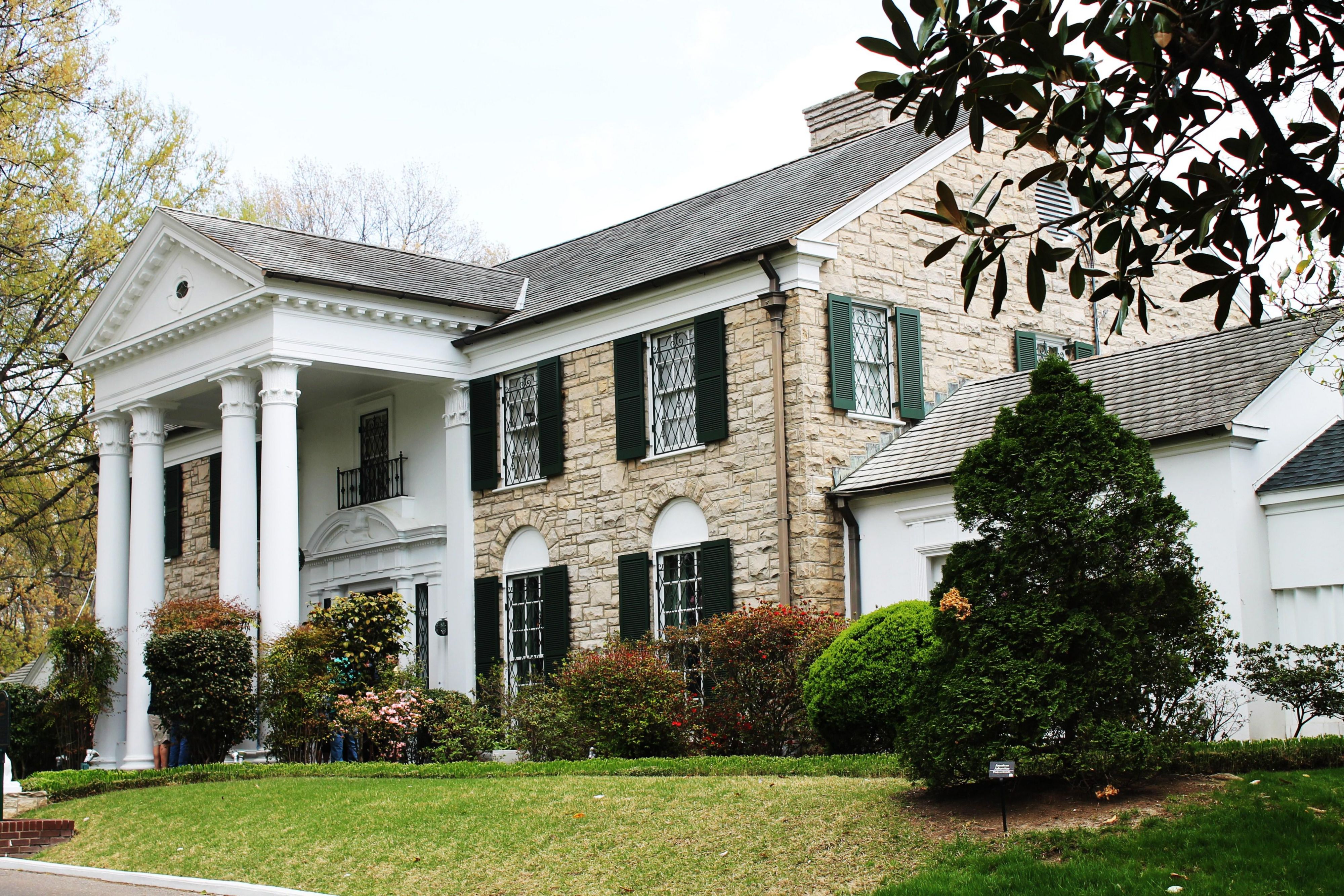 Enjoy easy access to local attractions and destinations for business and leisure with International Paper, Memphis Zoo, University of Memphis, Links at Galloway, and more near our hotel rooms and suites in Memphis, TN.