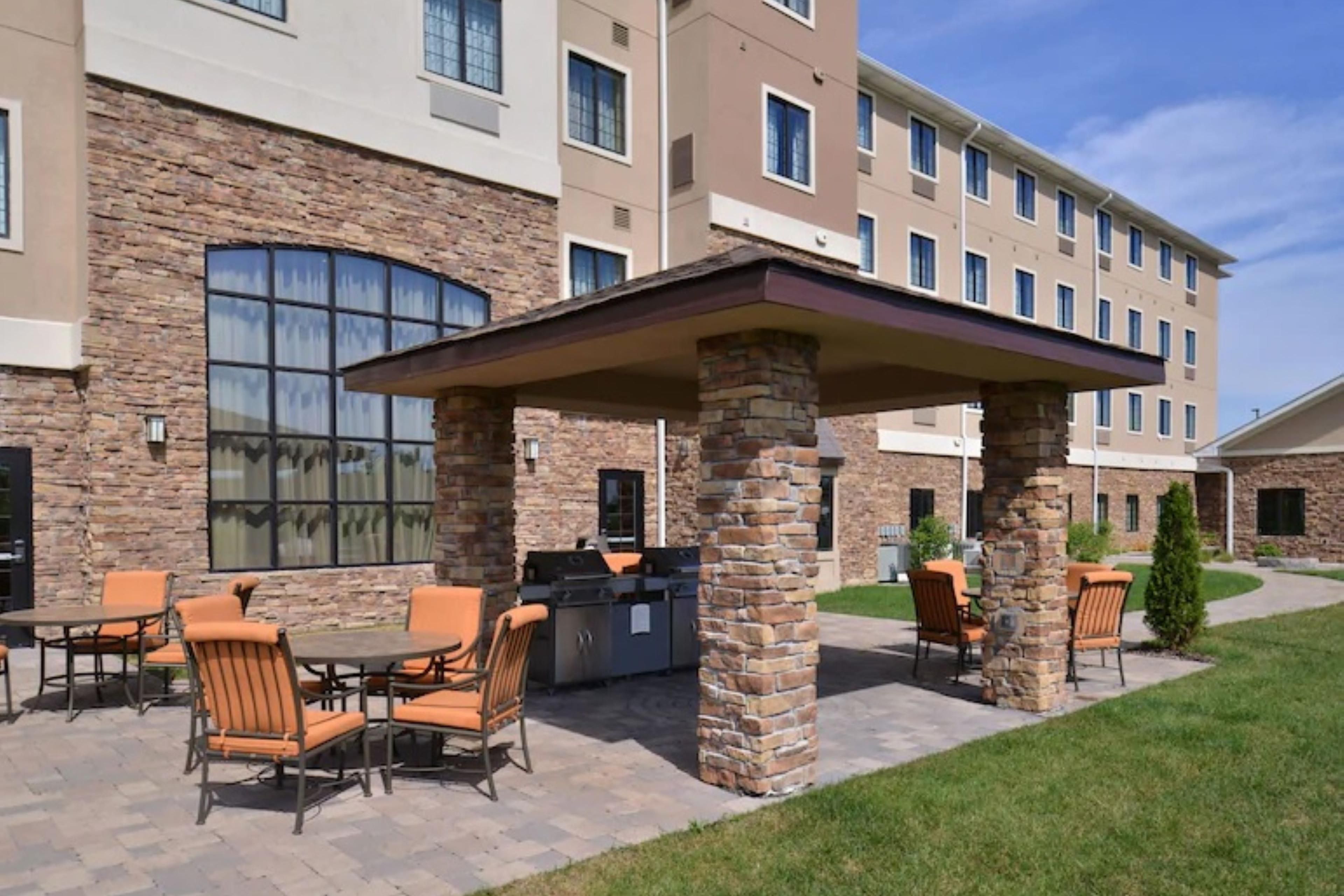 Come enjoy the outdoor courtyard with 2 barbecue grills or sit around our wonderful gas firepit.