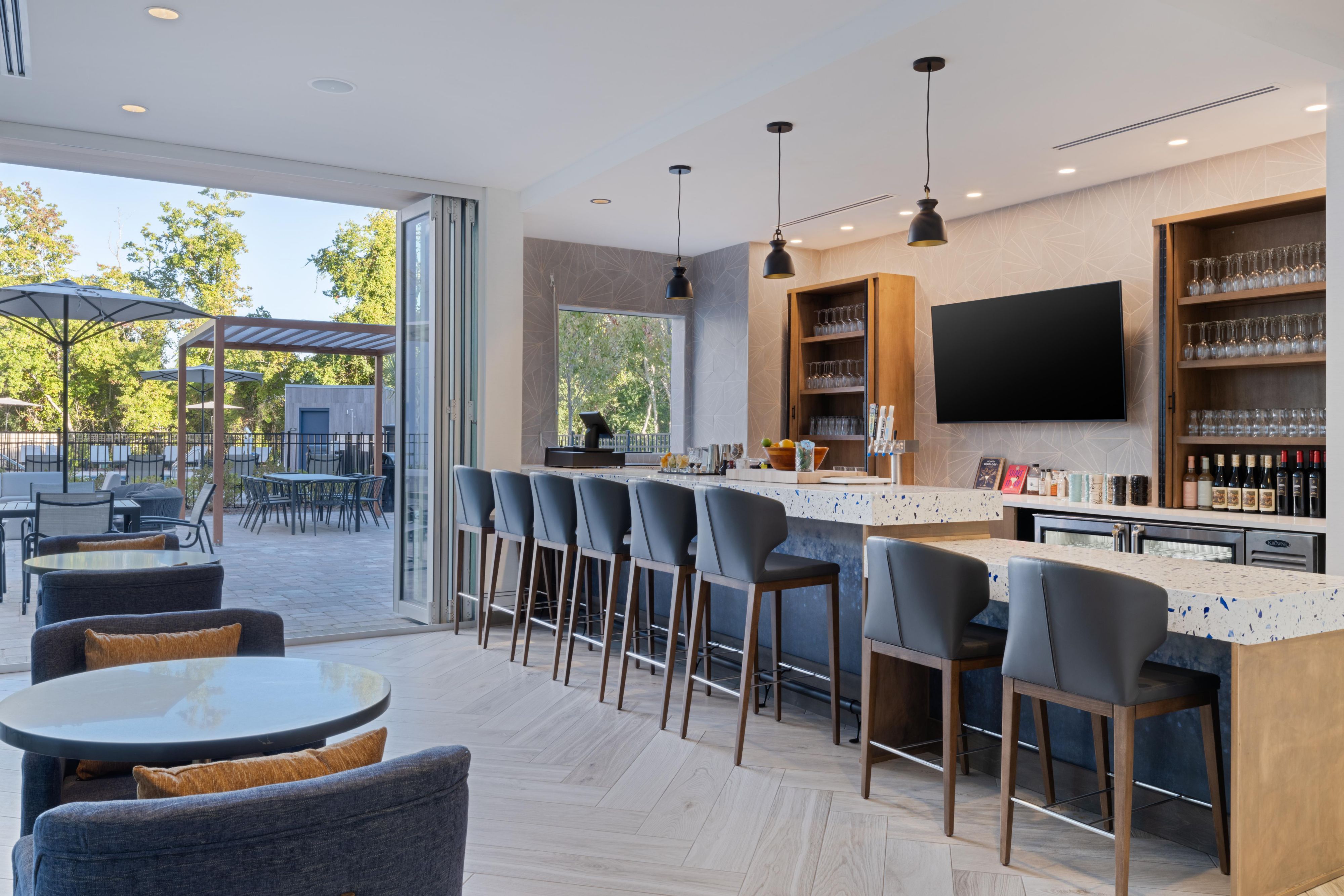 Include Tidal Vine, our on-site restaurant and bar, in your dining plans during your stay. Enjoy a variety of local brews, fine wines, and delicious meals that cater to the whole family. With a stunning view of our outdoor pool and lounge area, it's the perfect place to relax. You can even order poolside throughout our convenient window!