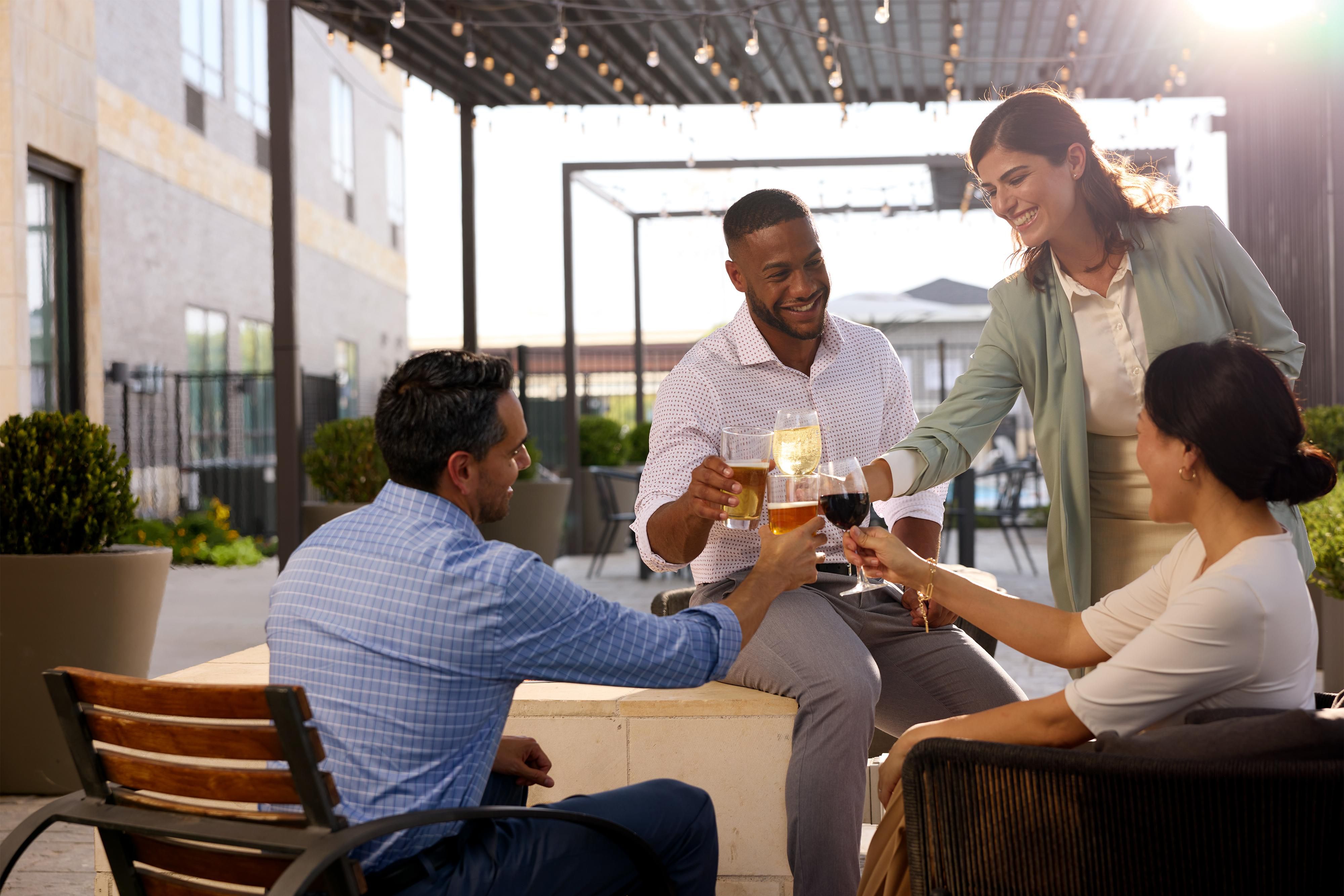 Staybridge Suites Montréal Airport – St-Laurent is just 25 minutes from Poker Playground, making it the perfect choice for poker enthusiasts. Enjoy spacious suites, complimentary breakfast, and a relaxing stay after an exciting day at the tables.