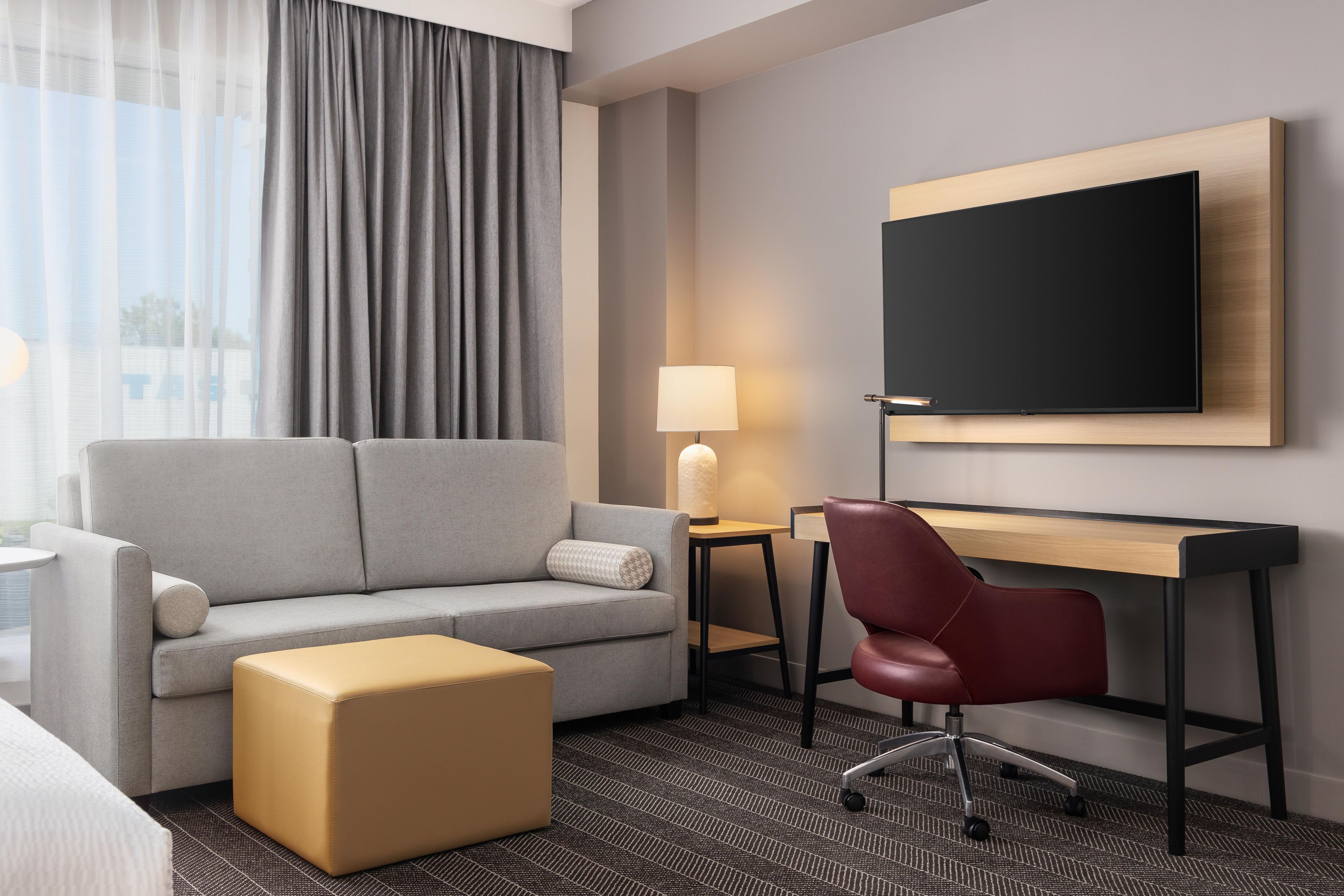 Staybridge Suites Montreal Airport – St-Laurent es ideal para estadías de negocios prolongadas. Disfrute de amplias suites con cocinas completas, Wi-Fi gratis, desayuno caliente todos los días, eventos sociales por la noche y 24/7 gimnasio. Convenientemente cerca del aeropuerto y de los centros de negocios, es su hogar lejos del hogar en Montreal.