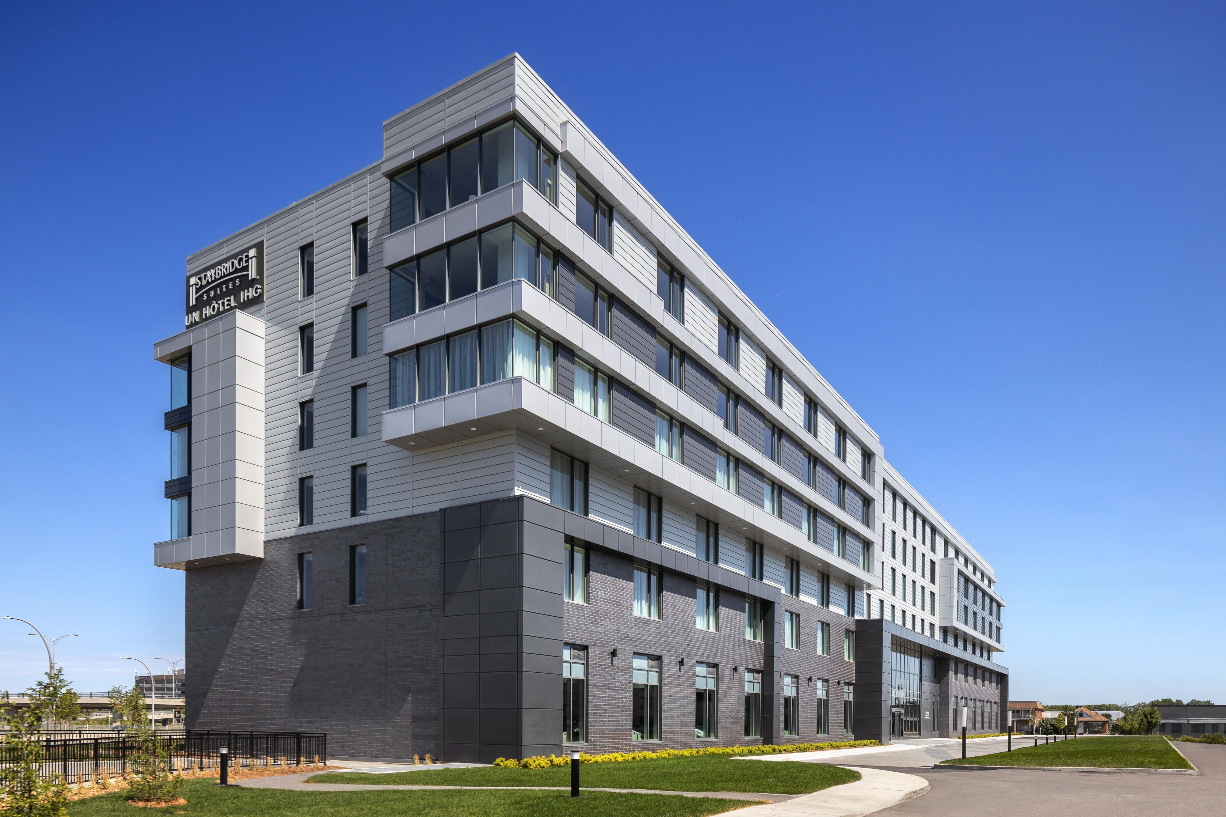 Staybridge Suites Montréal Airport – St-Laurent tiene una ubicación ideal a solo 15 minutos del Golf Dorval. Después de un día en el green, relájese en nuestras espaciosas suites, disfrute de nuestro desayuno gratuito y descanse con comodidad. Perfecto para los amantes del golf que buscan comodidad y calidad durante su estancia.