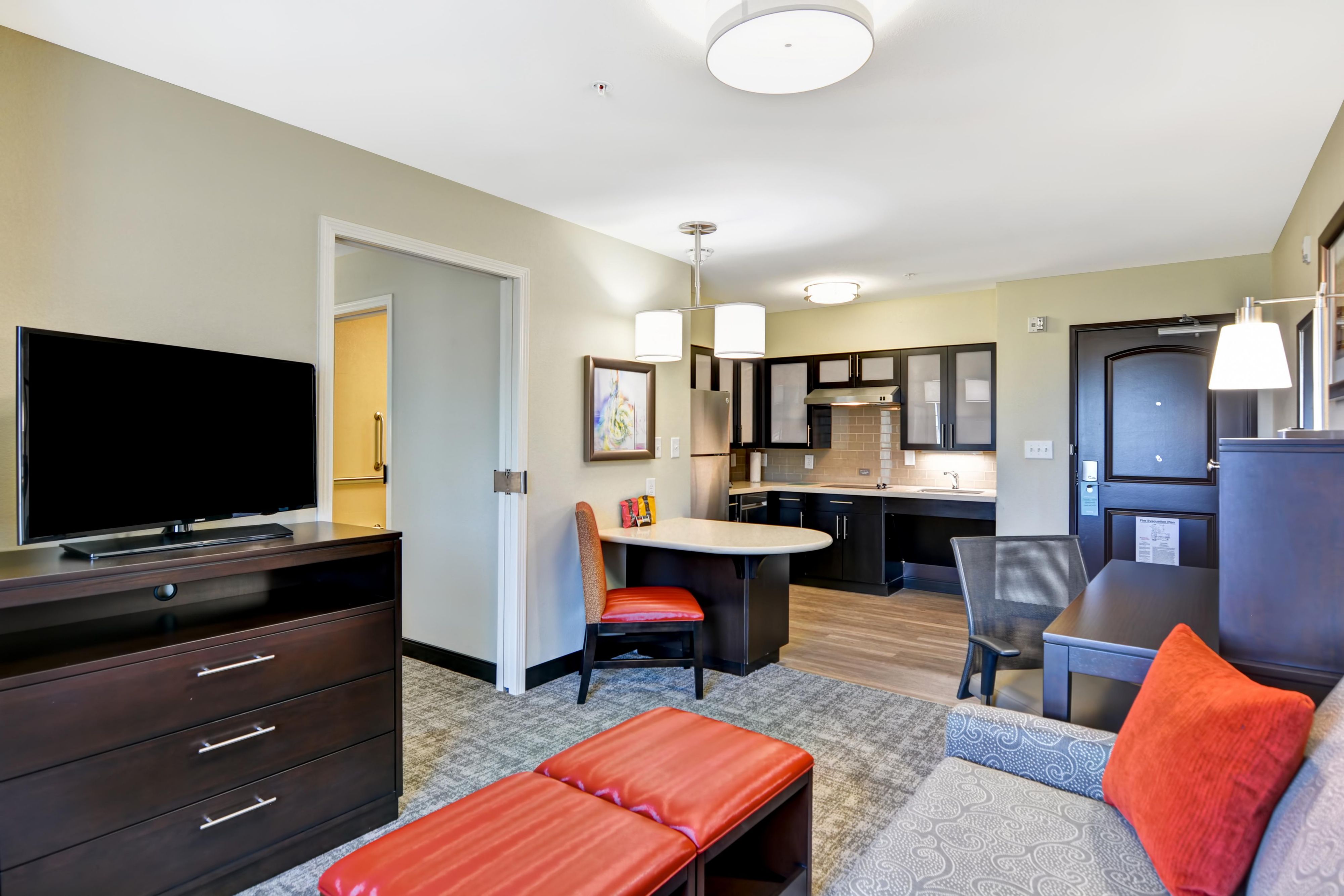 Keep life and work flowing in one and two-bedroom suites within minutes of Nashville. Our beautifully designed suites feature full kitchens, living areas, and ergonomic workspaces. Feel at home with flat-screen HDTVs, free Wi-Fi, refrigerators, and space for you and the kids. Start your day with our complimentary breakfast buffet in the lobby.