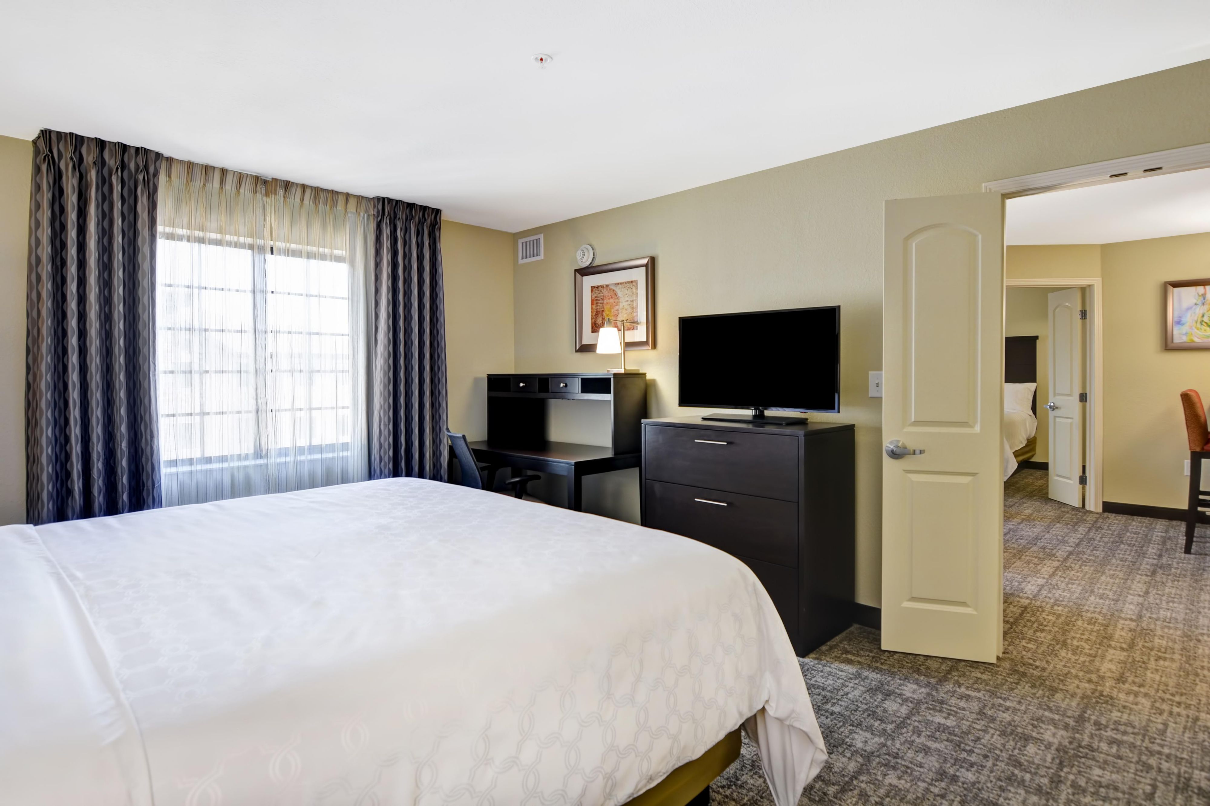 Stretch out in our one- and two-bedroom suites, just minutes from Nashville. Our suites offer full kitchens, living areas, and ergonomic workspaces. Feel at home with flat-screen HDTVs, complimentary Wi-Fi, refrigerators, and plenty of space for work, play, and extended stays.