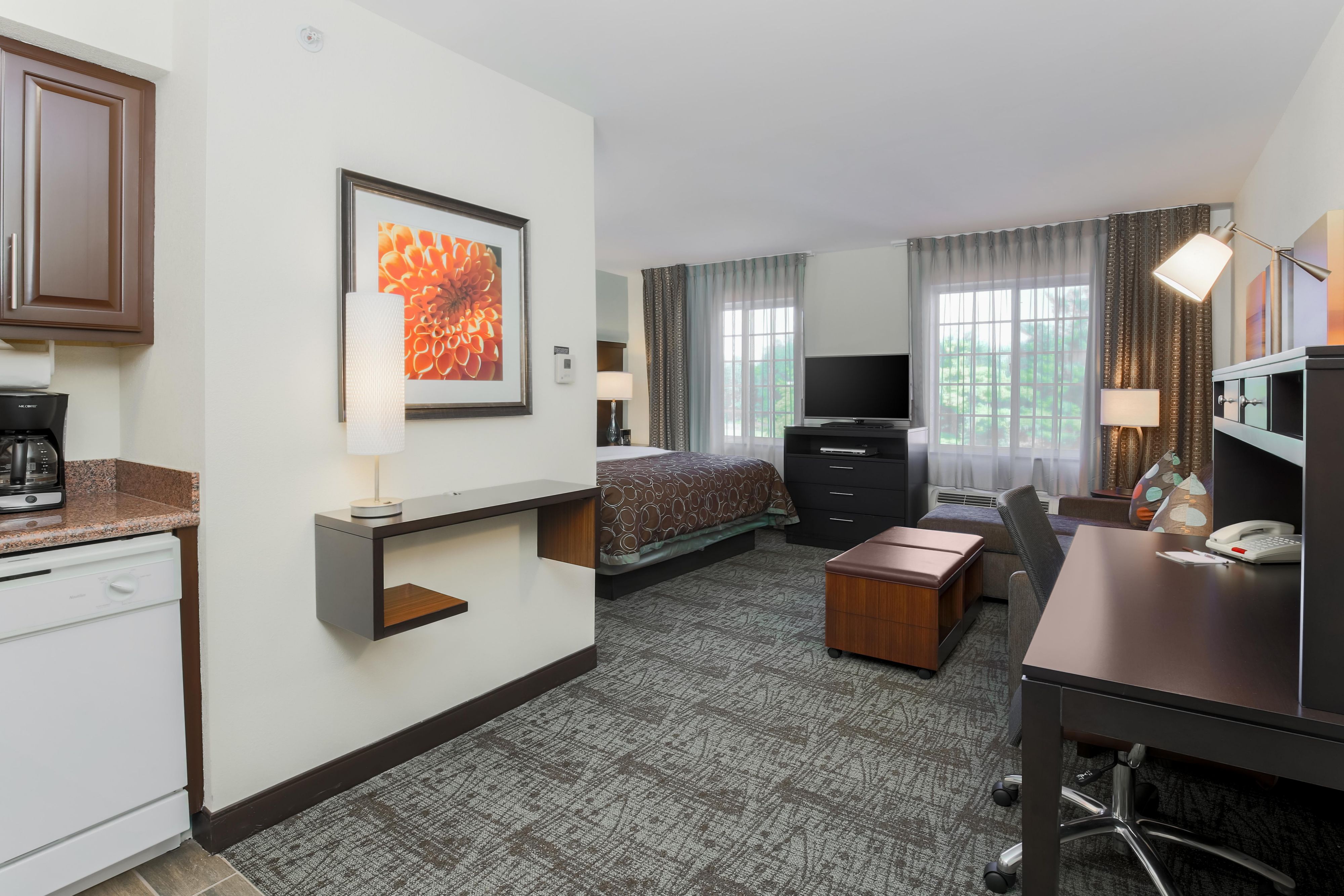 Spread out in one of our studio, one-bedroom or two-bedroom suites with enough space, storage and flexibility to stay productive and at ease.