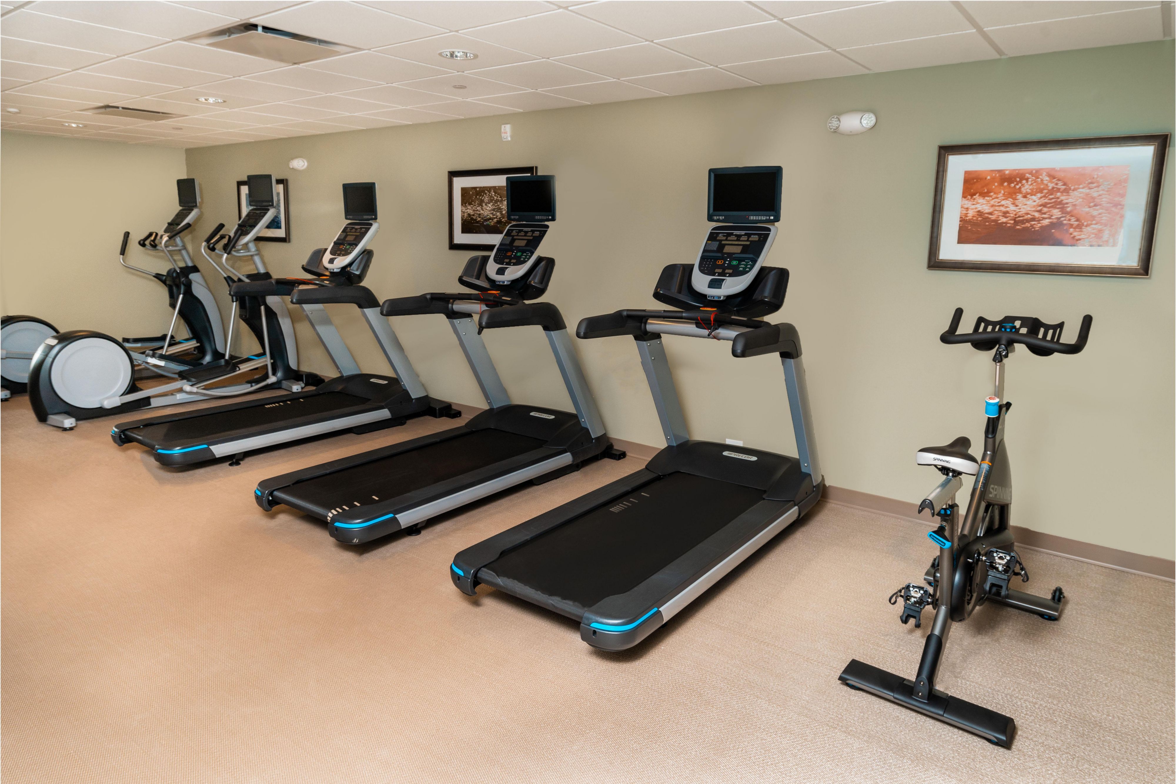 We know it's difficult to stay on track of our fitness goals while you are away from home. Our large state of the art fitness center makes things easy to ensure you never skip a workout.