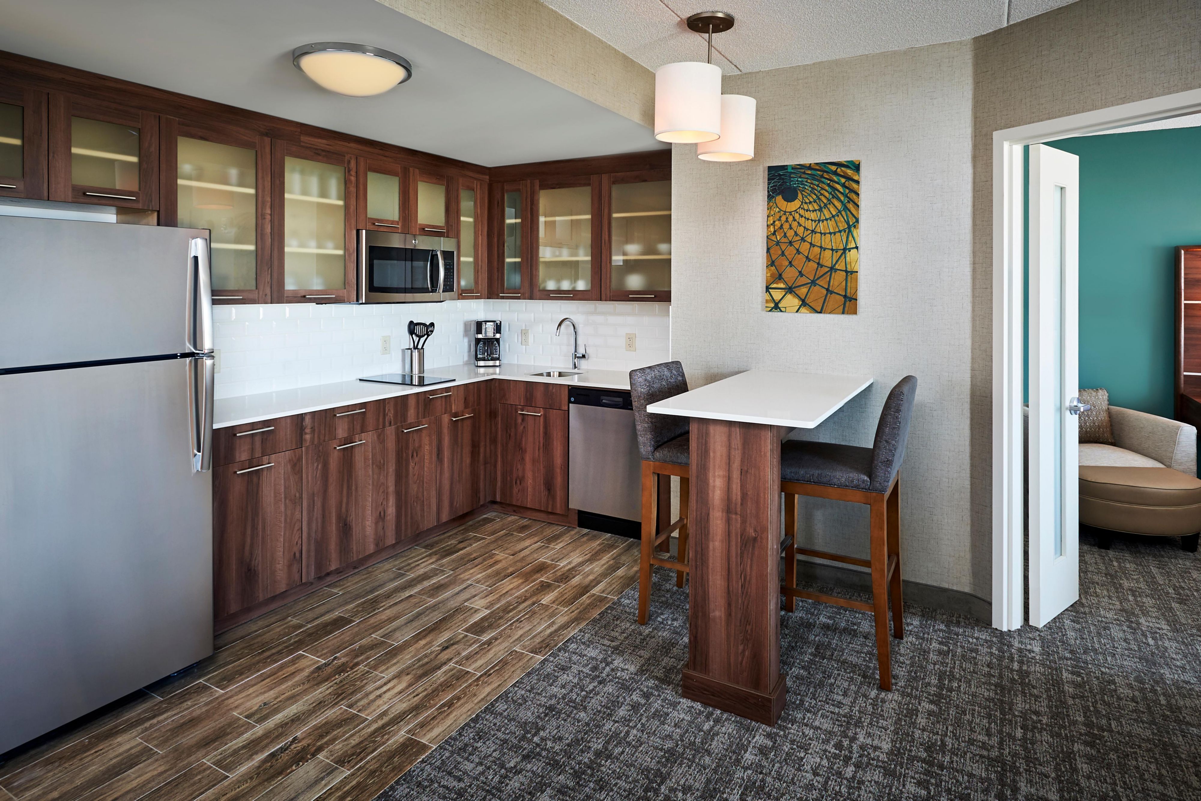 No matter the size of your project, the number of rooms needed, or the length of your stay, we would love to be your home base. Discover our enhanced stay benefits that will make you feel right at home. Our suites offer fully equipped kitchens, spacious bathrooms, comfortable plush bedding, and additional living room space.