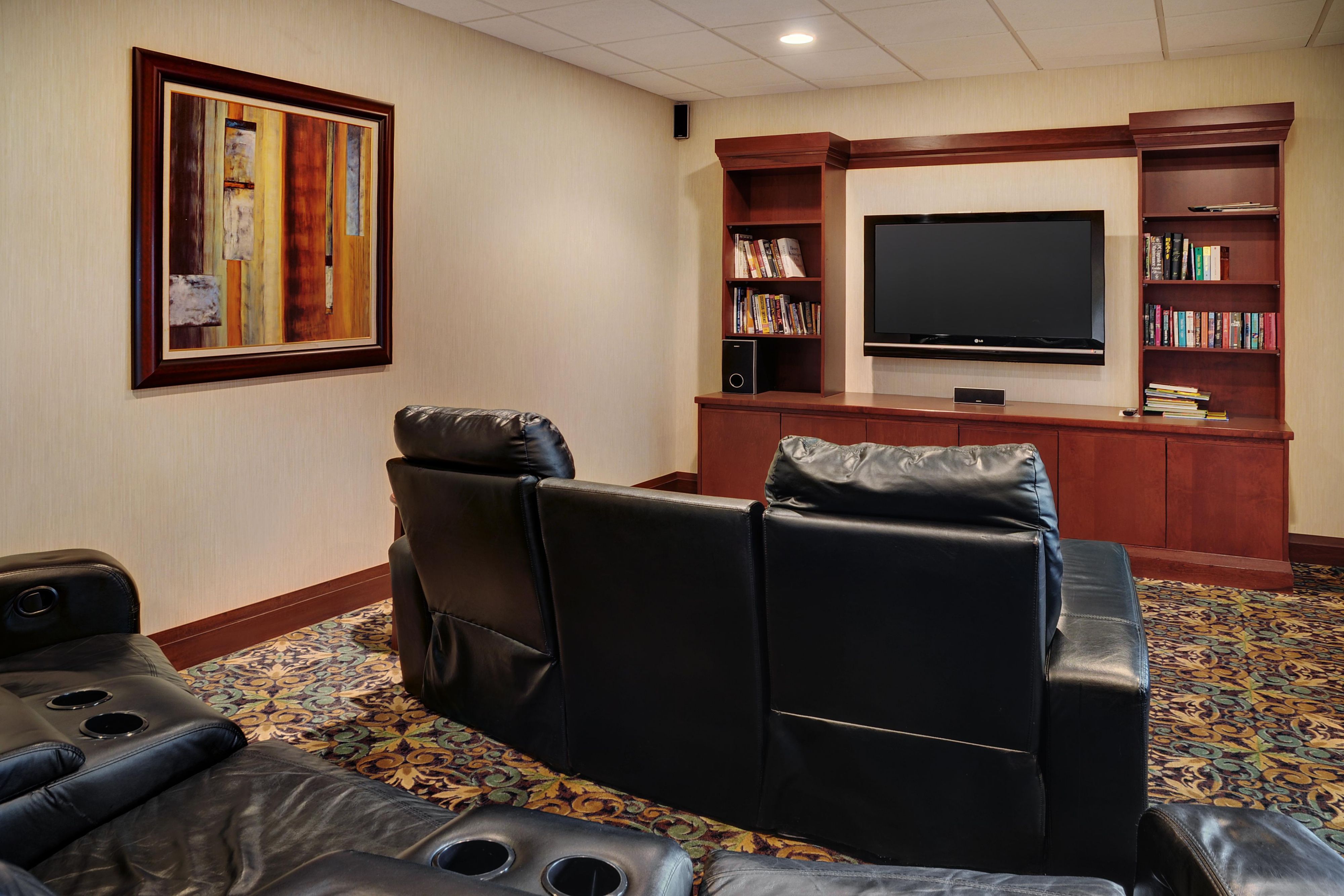 Una de nuestras comodidades más populares para los niños es nuestra sala de cine estilo teatro, donde pueden ver una variedad de DVD después de nadar.