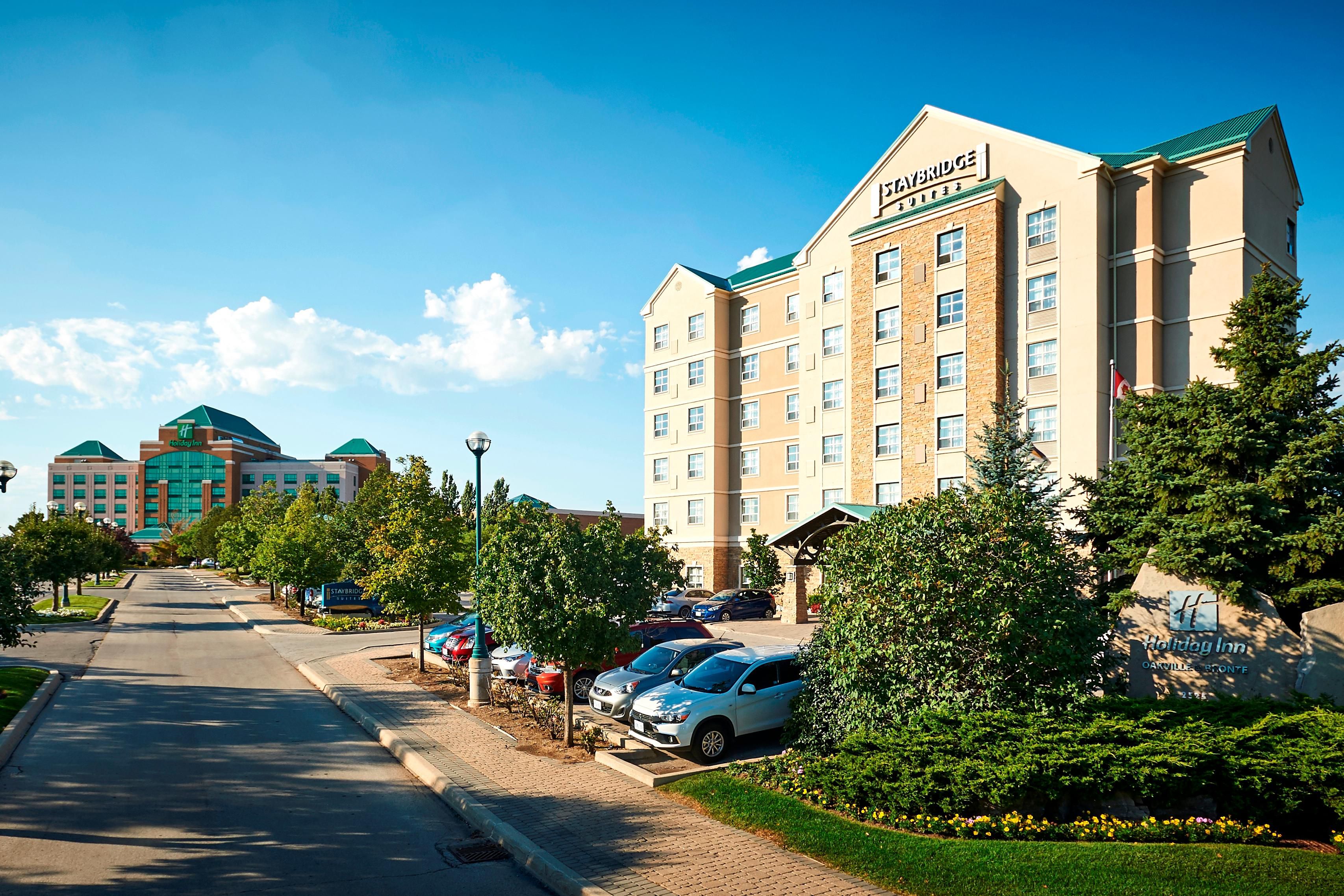 El centro de conferencias de Oakville, adyacente a nuestro hotel, ofrece más de 34,000 pies cuadrados de espacio para reuniones flexible, ideal para su próximo evento.  