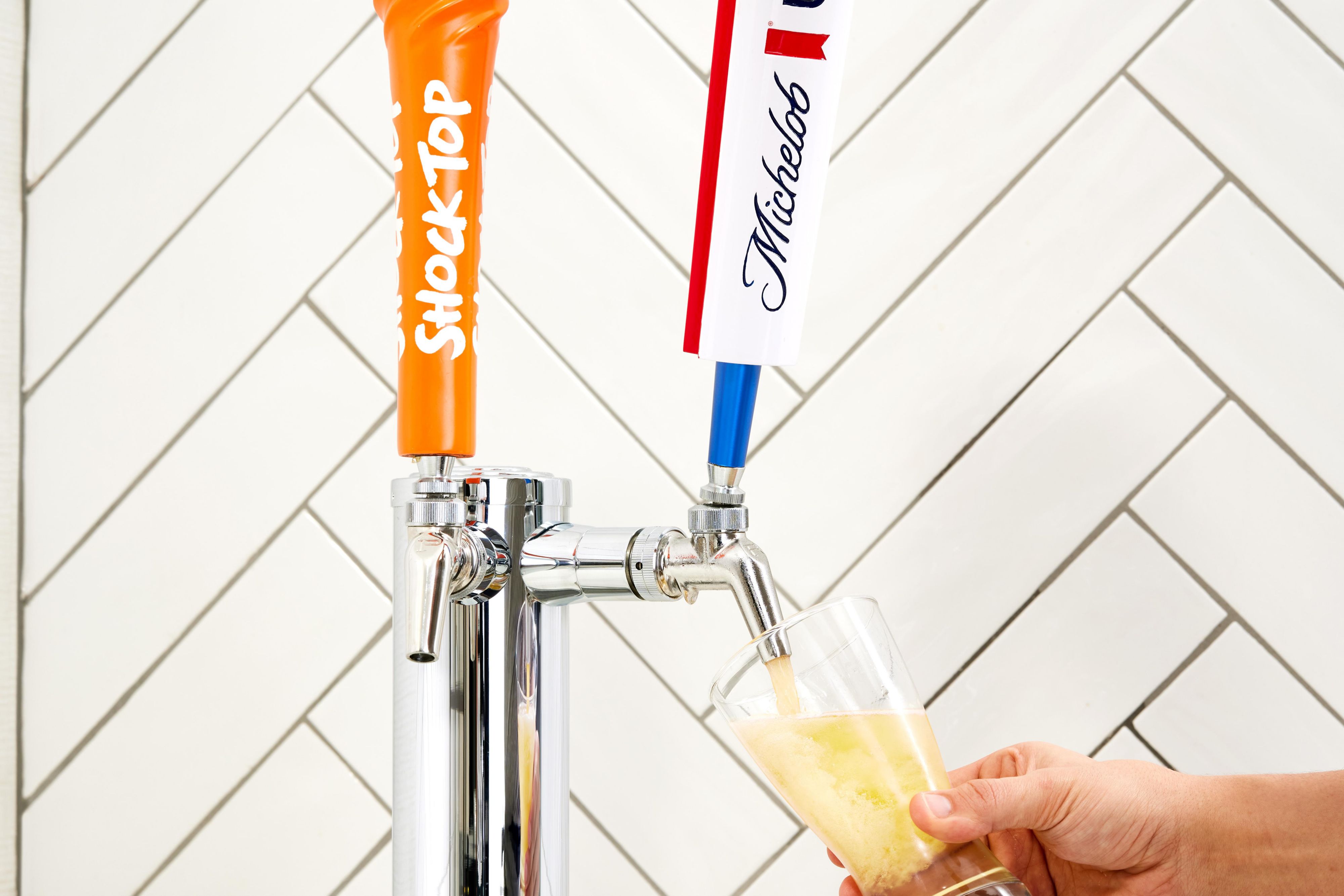 Lo acogedor se combina con lo contemporáneo en nuestro Lobby Bar, donde podrá relajarse con estilo. Disfrute de cócteles artesanales, cervezas locales y refrigerios para compartir, perfectos para relajarse informalmente o conectarse con otros viajeros. Después de un largo día, tenemos confort, conversación y una gran velada para usted. Únase a nosotros para la Hora social todos los lunes a miércoles de 5:30 a 6:30pm.
