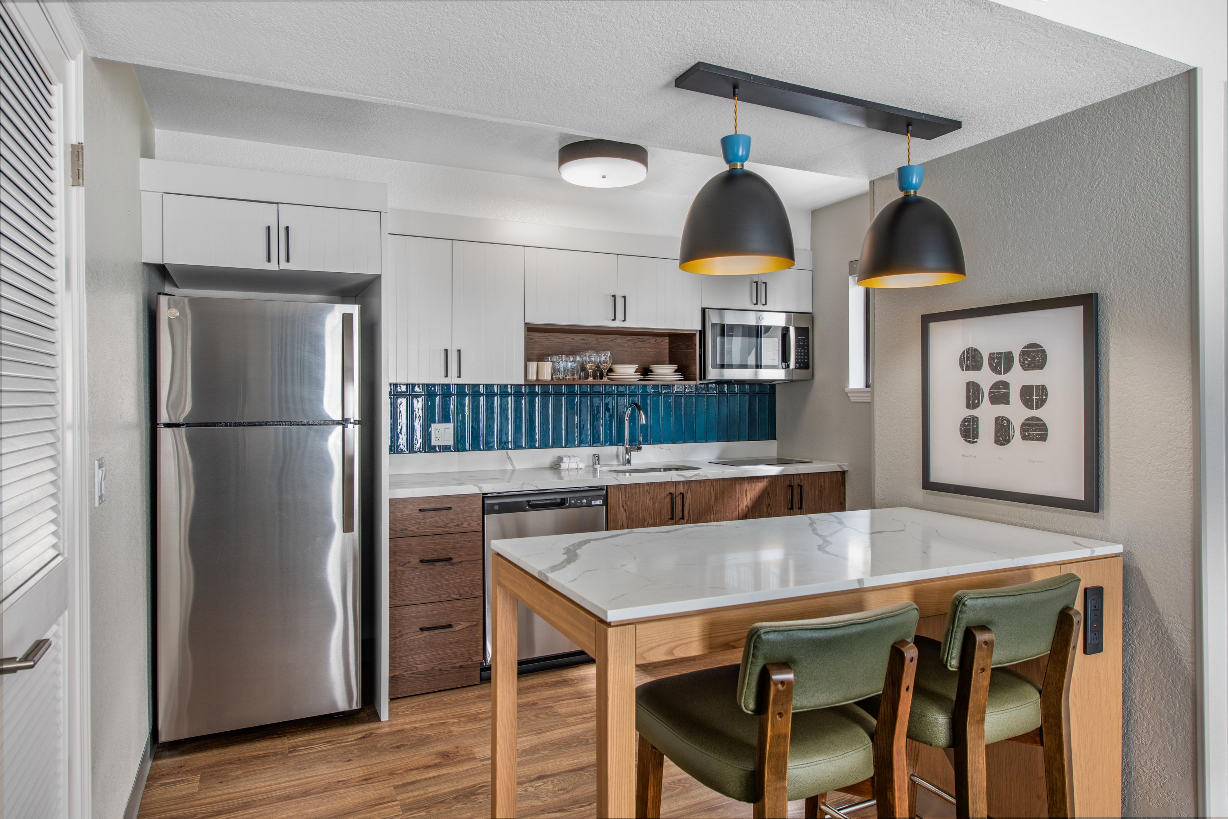 すべてのスイートには、コンロ、フルサイズの冷蔵庫、電子レンジ、食器洗い機、調理器具、ダイニング用品、大きなコーヒーメーカー、十分なカウンタースペースなどの設備の整ったキッチンがあります。
