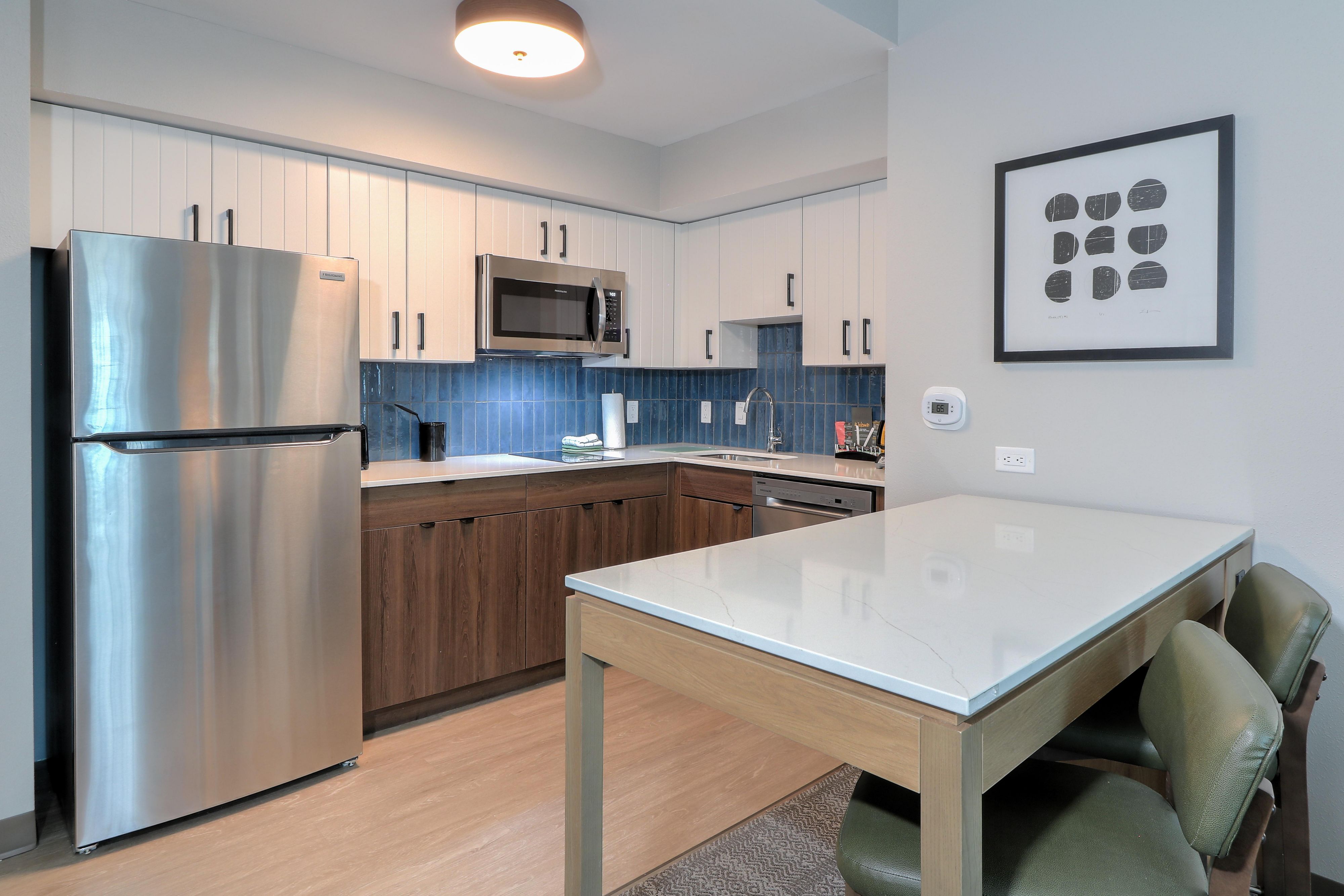 Notre hôtel propose plusieurs suites spacieuses dont des suites studio, une ou deux chambres. Chaque suite est équipée d'une cuisine tout équipée qui vous permet d'avoir tout ce dont vous avez besoin pour un séjour confortable.
