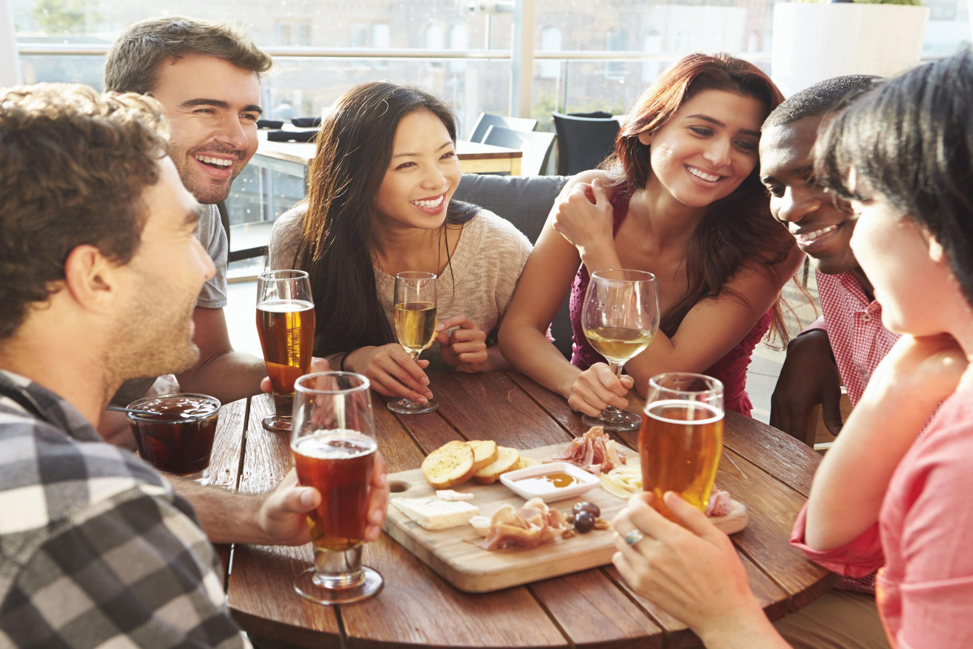 ドリンクとスナックをお楽しみください The Socialでは、月・火・水の5 : 30 pm 7 : 00 pmから無料の軽食とビールまたはワインをお選びいただけます。