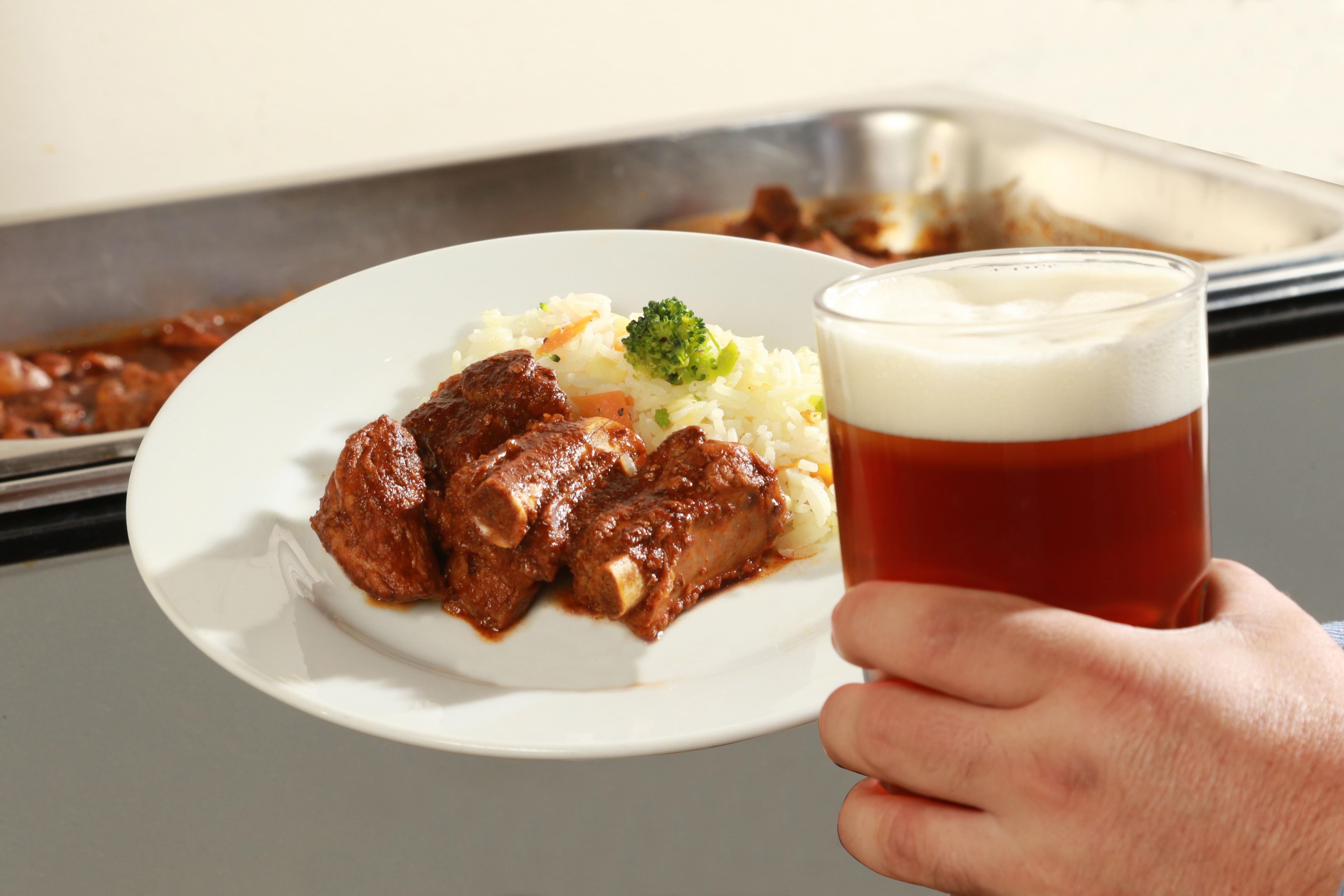 After a big day of hard work, relax and enjoy a delicious complementary dinner, with a glass of wine, or if you prefer a cold beer from the region. you can enjoy all of this on THE SOCIAL.

Monday to Thursday from 18:00.
