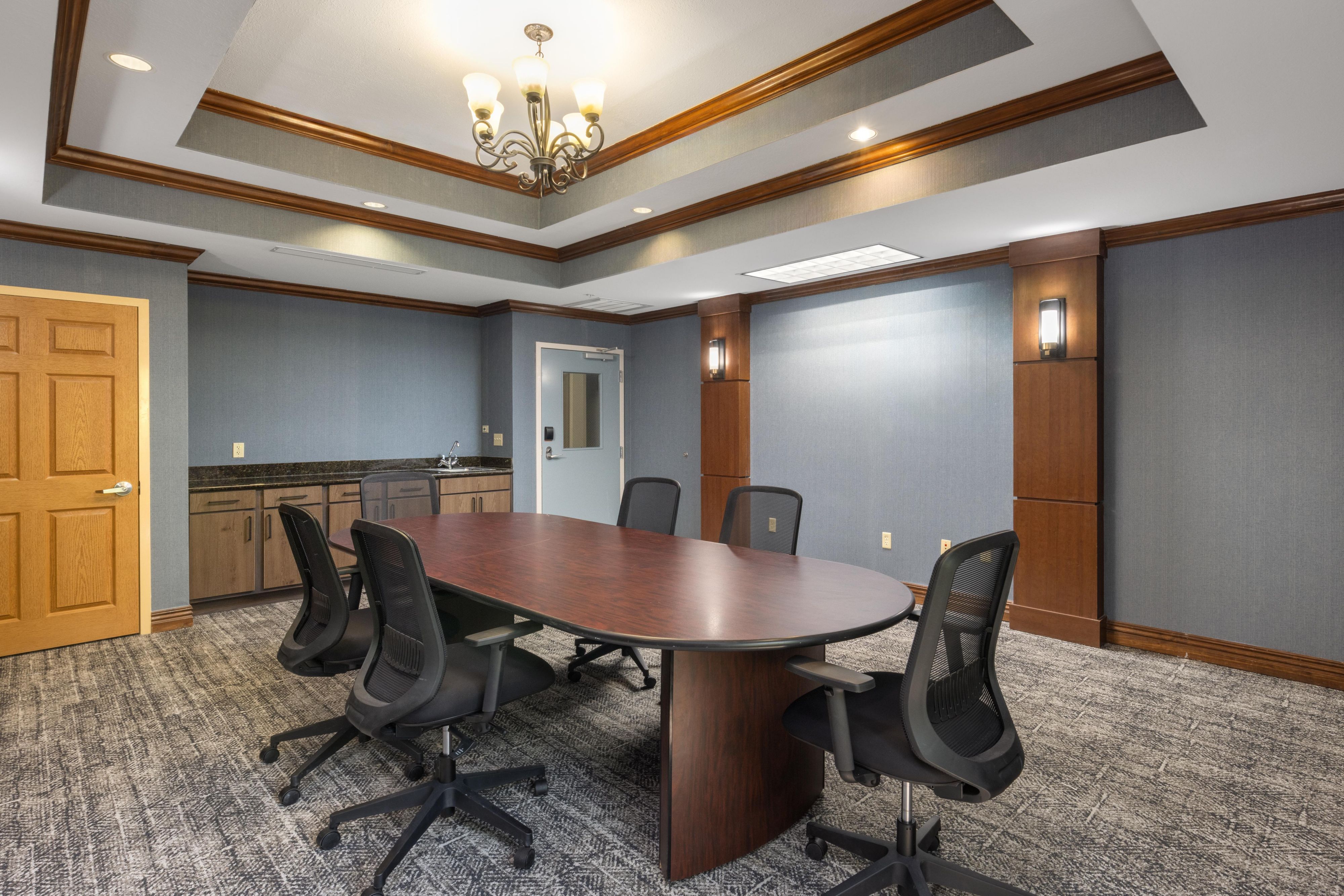 Looking for a space to hold a small meeting? We have a beautiful space available located inside our hotel. 