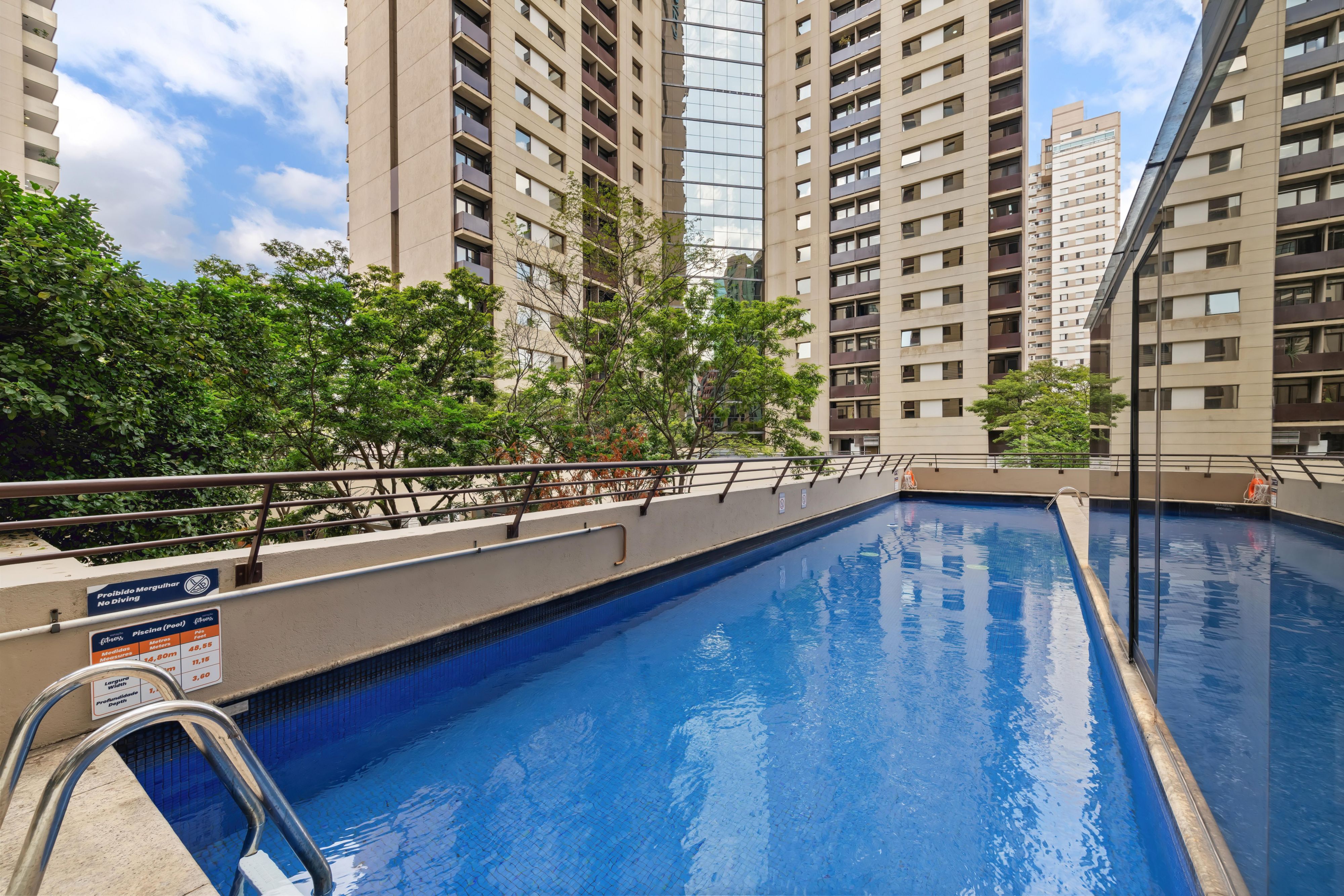 Gym with a balcony, natural light, and a climate-controlled outdoor pool. An invitation to health and relaxation routines in the heart of São Paulo.