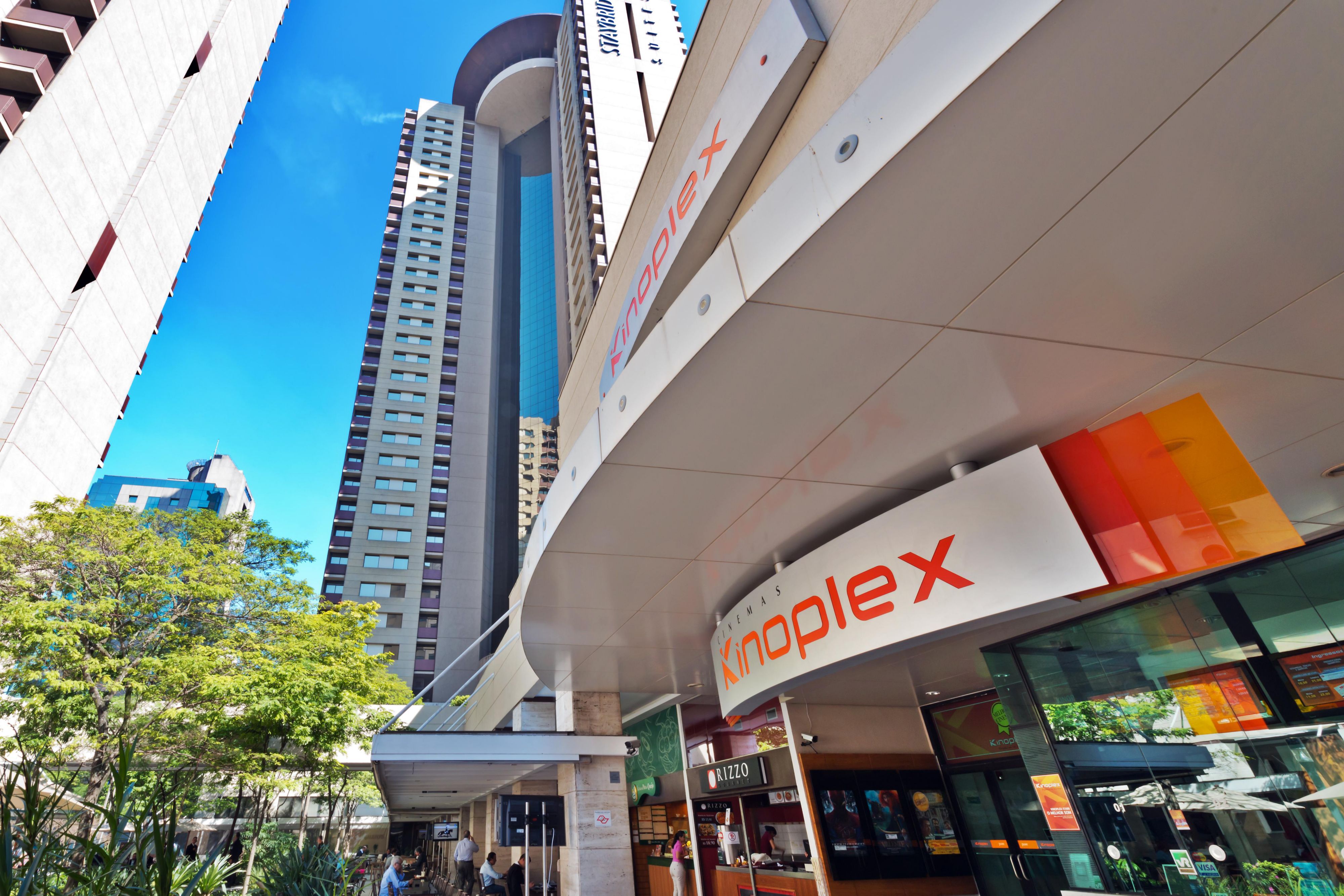 Prime location: near Brascan Open Mall, cafés, restaurants, and urban life. Ideal for those seeking practicality and an authentic local experience.