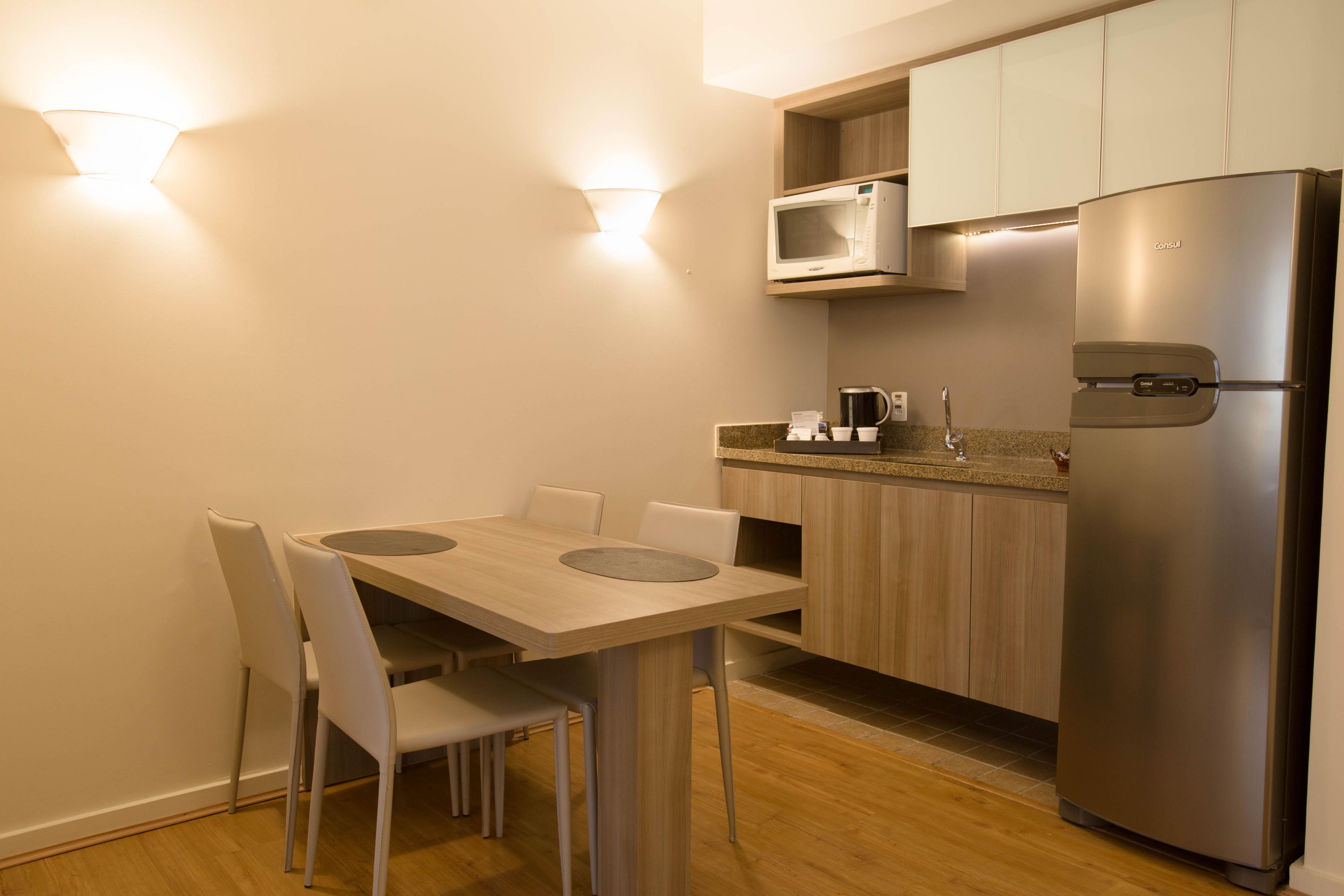 Una suite especial de 80 m2 compuesta por 02 habitaciones (una king size y una twin), cocina americana equipada y sala de estar