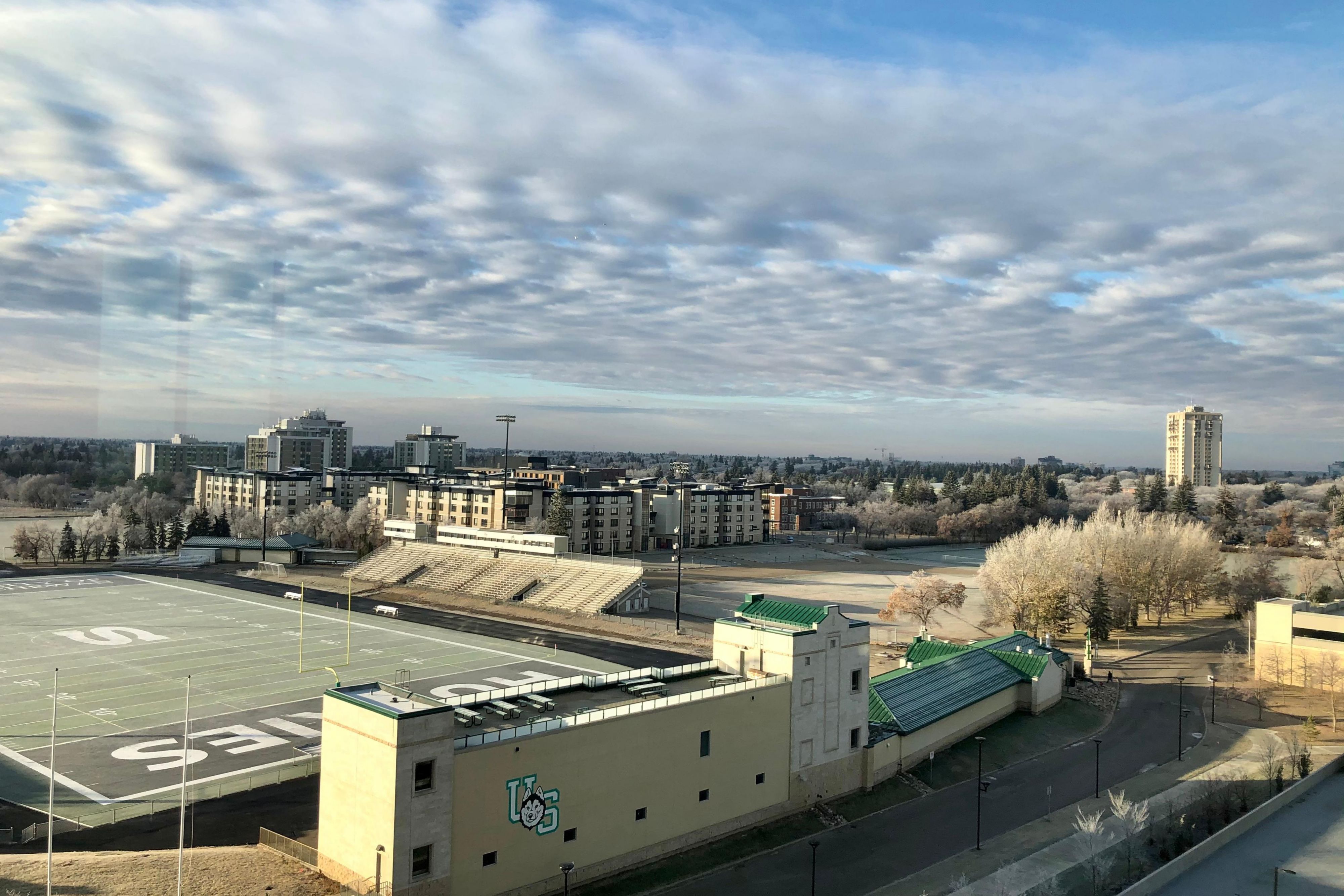 With 3 private rooms available for bookings, we are ideally located on the campus of the University of Saskatchewan. The largest ballroom boasts 3000 square feet of event space, with floor to ceiling windows taking in the beautiful views and making it the perfect place to gather.