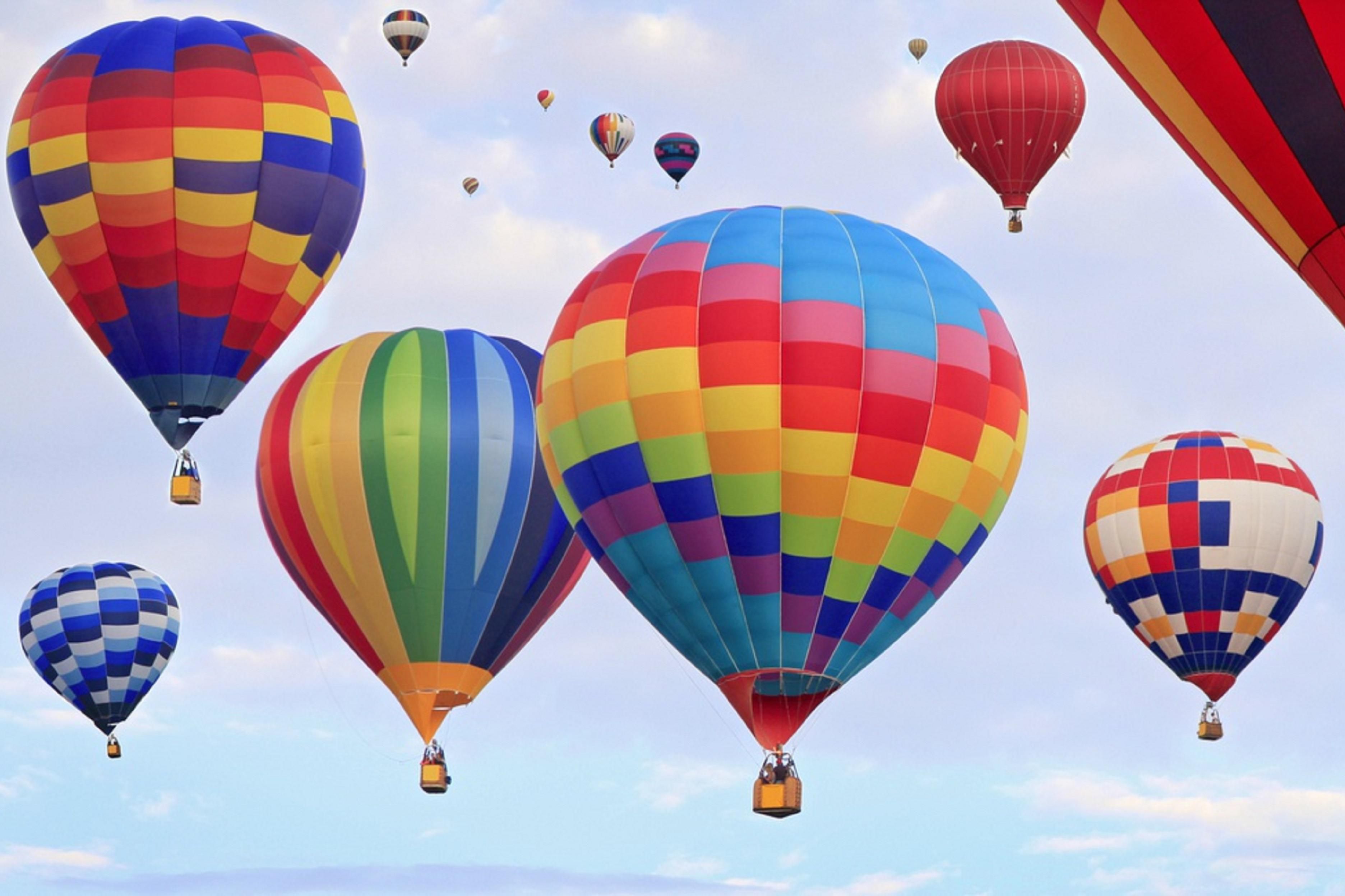 Looking for things to do in Silao? From November 14 to 17, enjoy the International Balloon Festival with the simultaneous launch of over 200 balloons, light and music shows with tethered balloons, and performances by Gloria Trevi, Martin Garrix, and Carin León. Stay near León’s Metropolitan Park, book direct, and get the best rate.