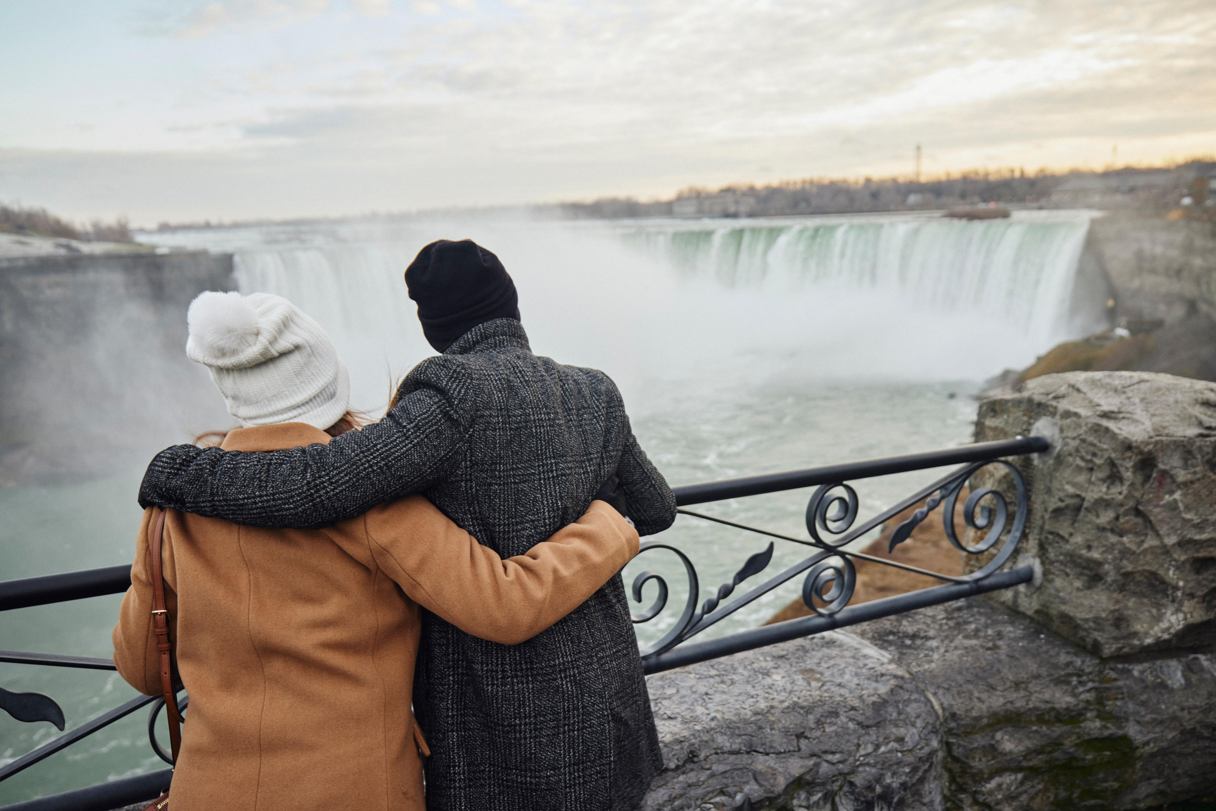 Explore St. Catharines and experience the magic of the season with Niagara’s fall and winter festivals, holiday markets, and dazzling light displays. Just a short drive to Niagara Falls and top restaurants like Fat Rabbit and Michelin-starred Pearl Morissette. Close to wineries and cultural hotspots—adventure awaits!