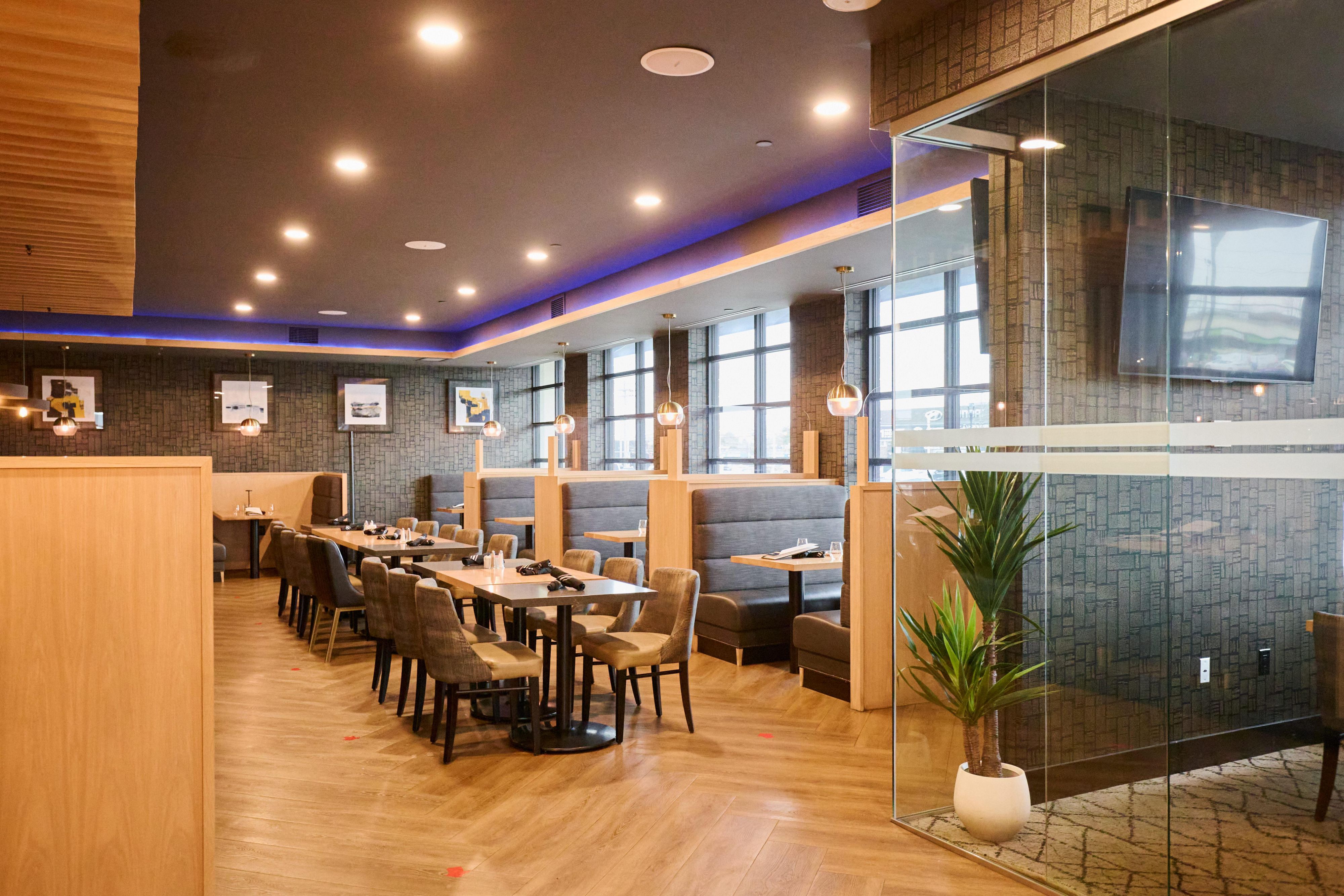 After a long day of exploring the beautiful Niagara region, unwind with some cold drinks and delicious eats at onsite Ostin's Casual Fine Dining.
