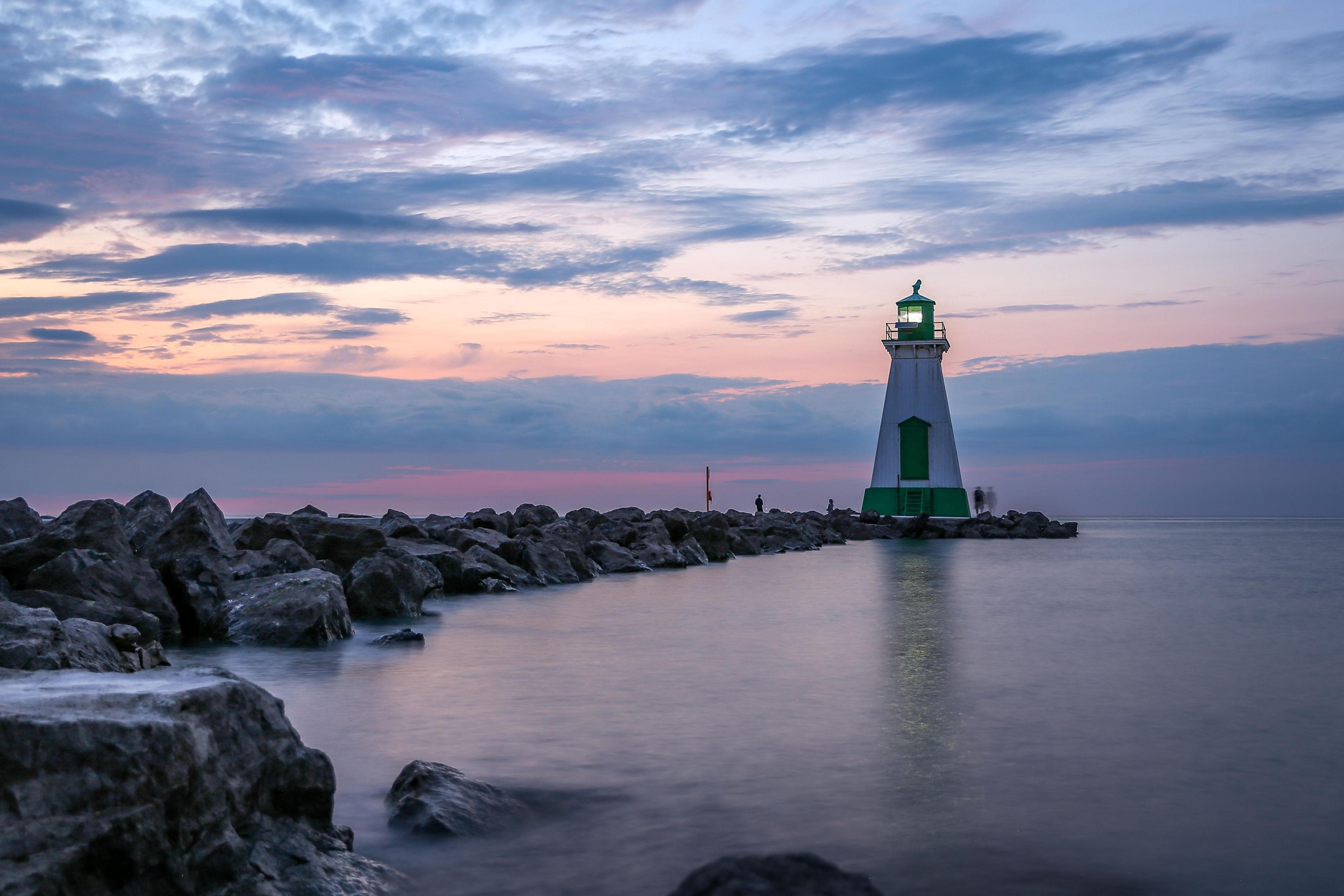 Explore St. Catharines from our prime location! Visit parks, hike the Niagara Escarpment, or unwind at Lakeside Park and Sunset Beach. We’re a short drive from Niagara Falls, and top restaurants, Fat Rabbit and Pearl Morissette, the only Michelin star restaurant in the Niagara region. Close to wineries  and cultural hotspots—adventure awaits!