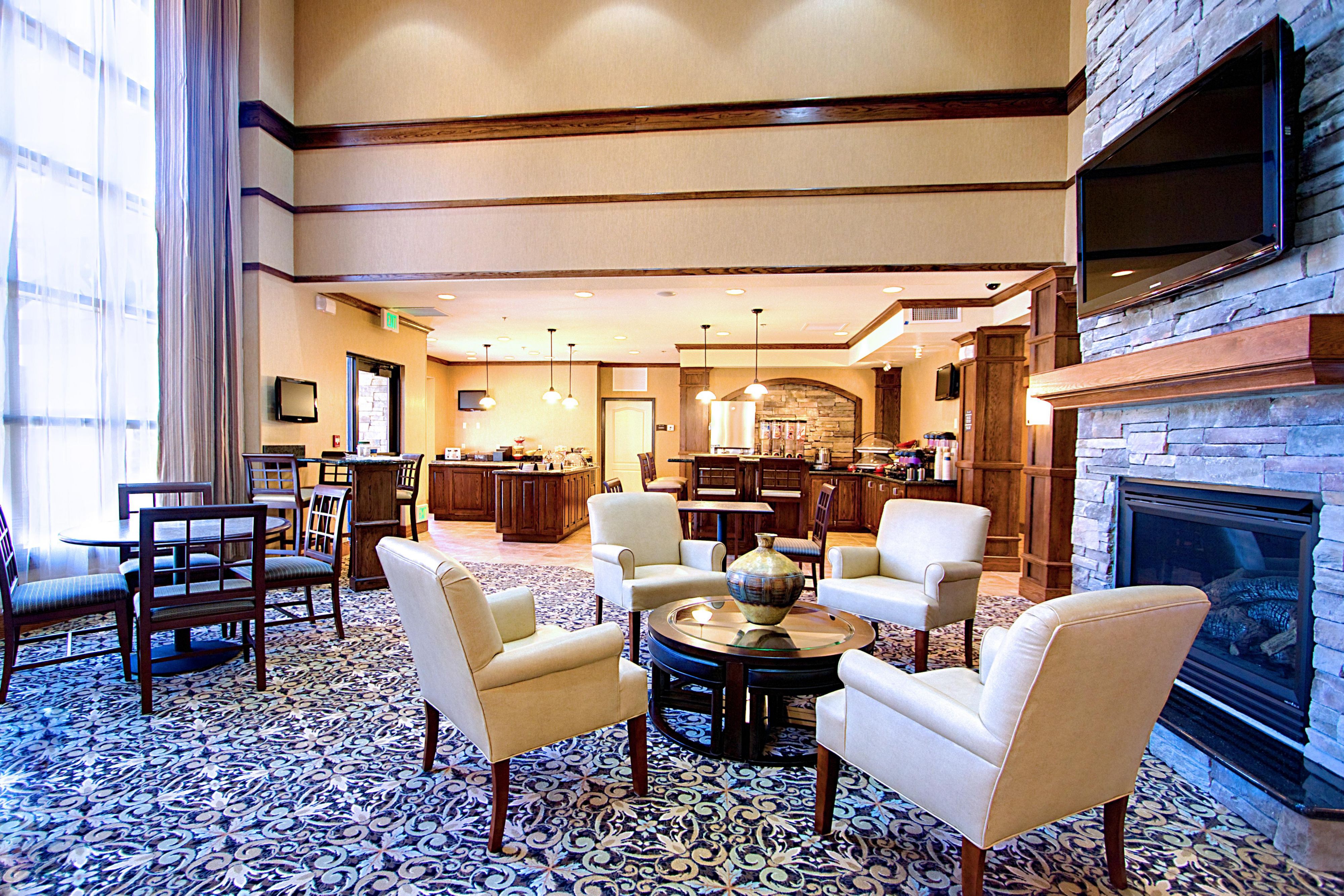 Relax, it’s on us. Unwind over complimentary light snacks and drinks Monday, Tuesday and Wednesday nights in the Great Room.