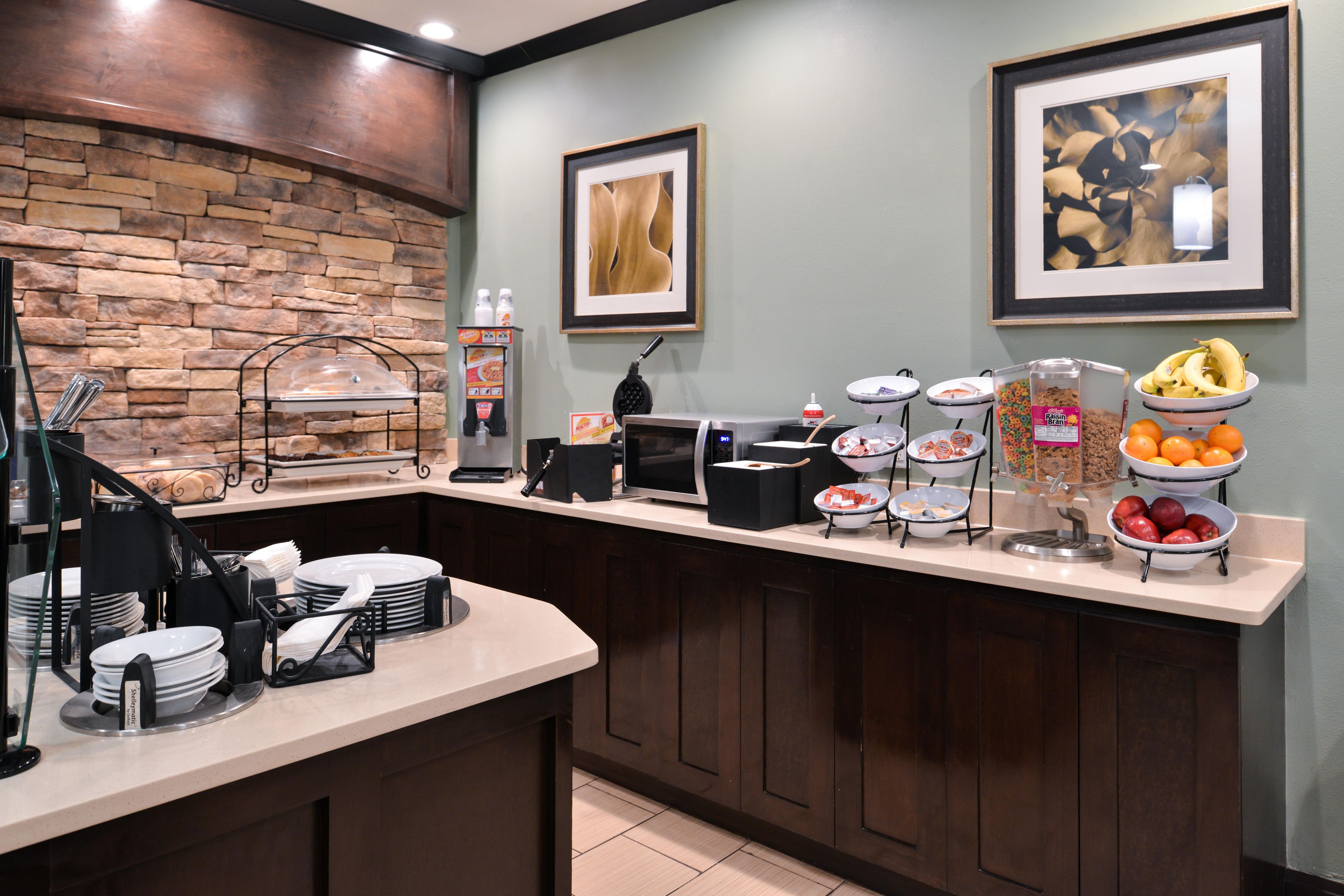 Start your day with our complimentary breakfast buffet, featuring a wide variety of delicious classics. Whether you're in the mood for something savory or sweet, our breakfast has something for everyone with morning favorites like scrambled eggs, sausage, pancakes, fresh fruit, and freshly baked pastries.