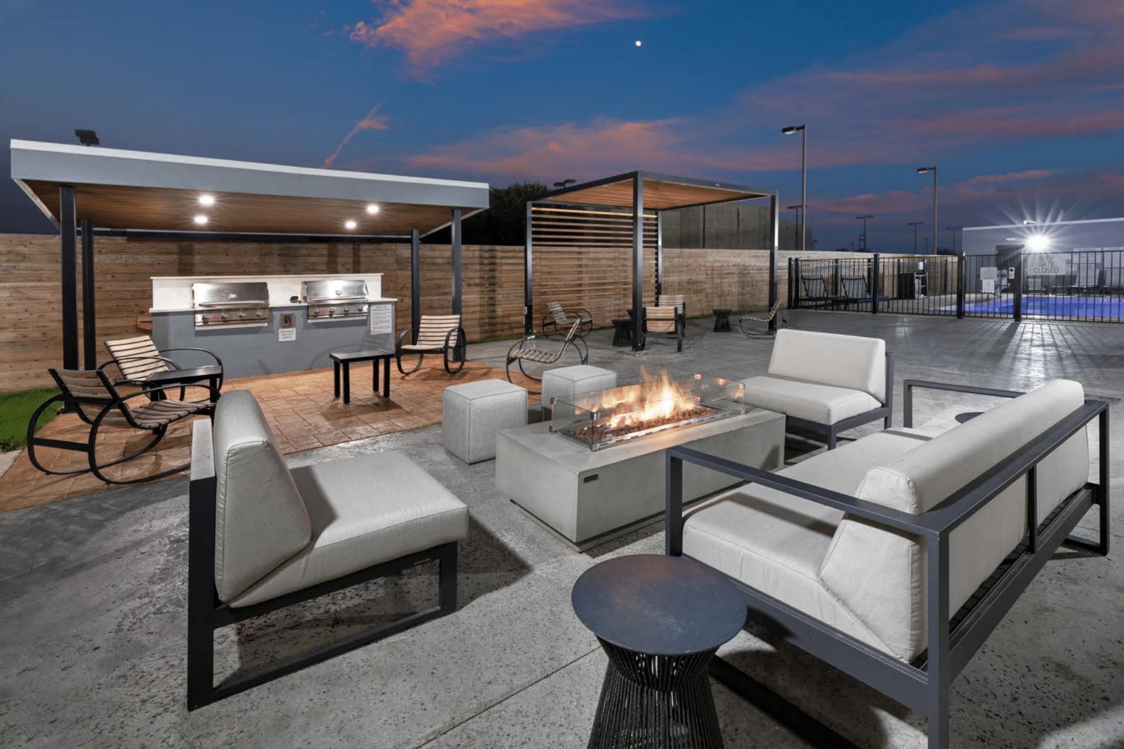 Come Relax at the new Staybridge Suites Waco South – Woodway and enjoy our outdoor pool and spacious guest patio. Grab a drink at our lobby bar, The Bridge Bar and Bites and spend your day soaking up the Texas sunshine. 