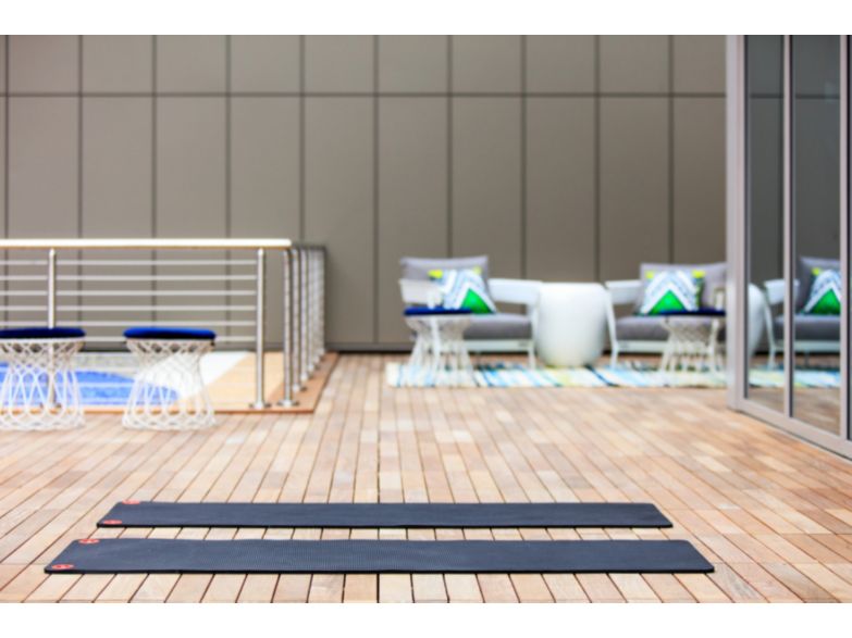 Tikar yoga di lantai berpanel kayu