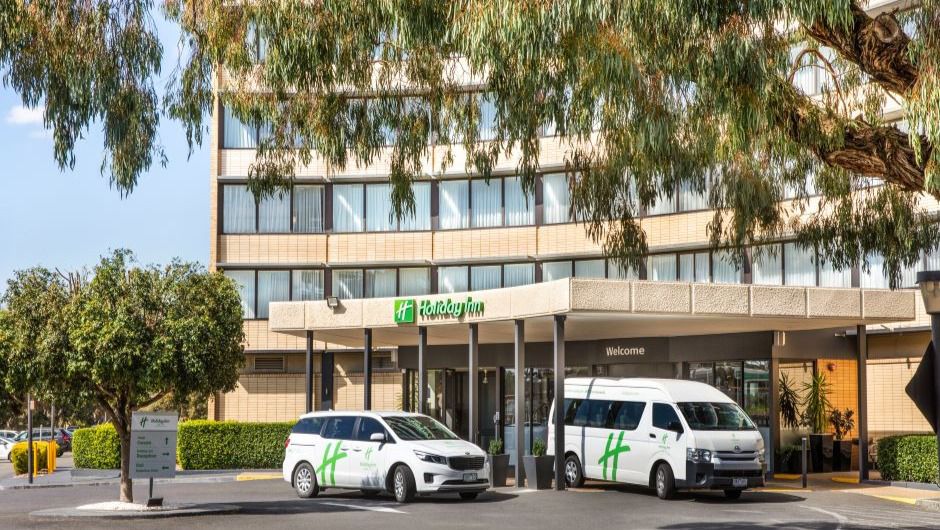 Hotel entrance of Holiday Inn Melbourne Airport