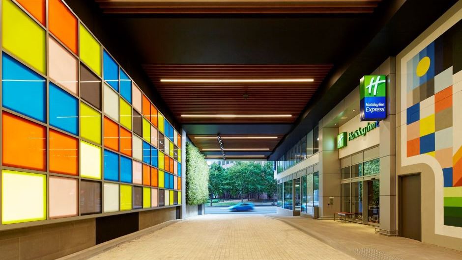 Walkway into the entrance of Holiday Inn Express Melbourne Southbank