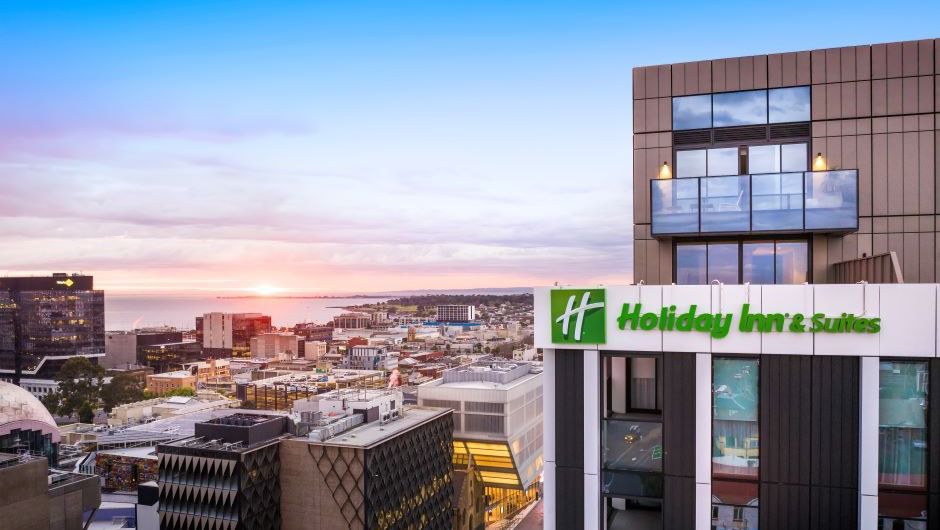 Exterior view of Holiday Inn & Suites Geelong at sunset