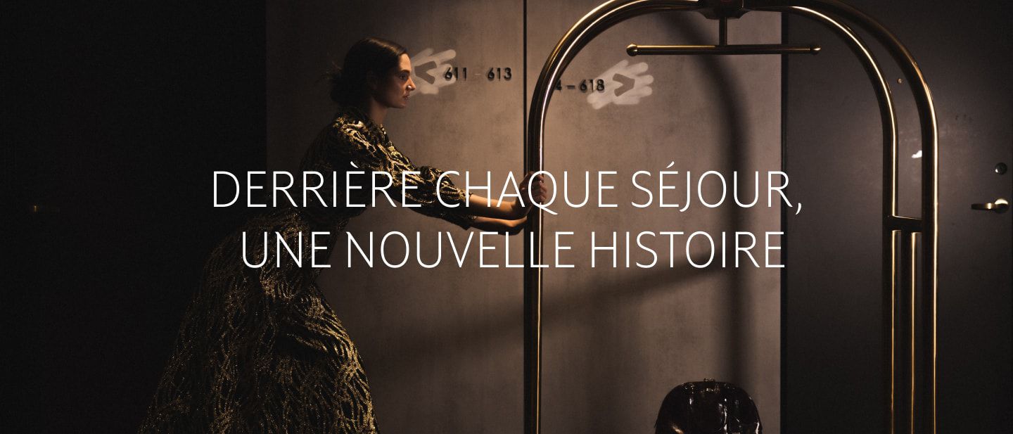 Femme poussant un chariot à bagages