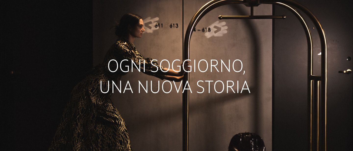 Signora che spinge un carrello per bagagli